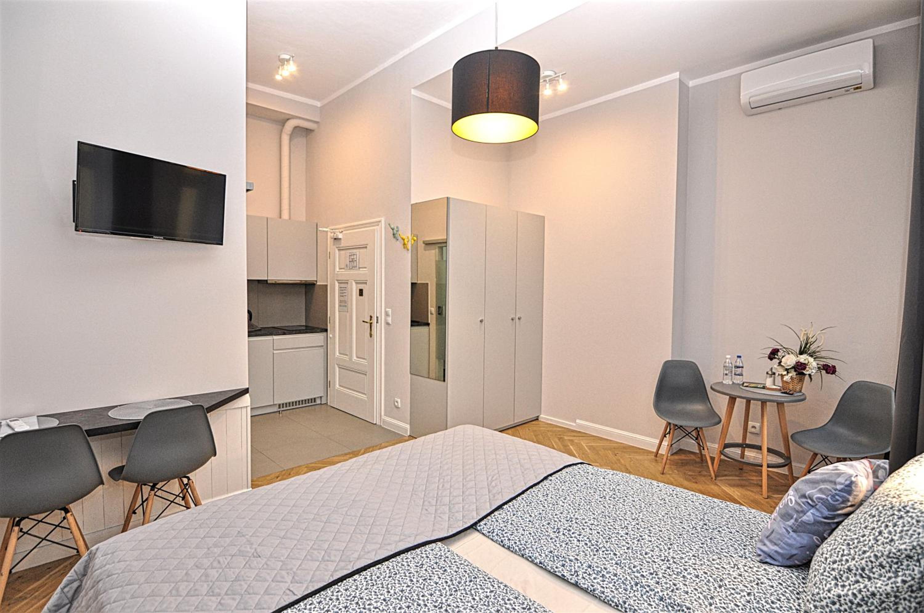 Deluxe Apartment with Courtyard View - Photo 7