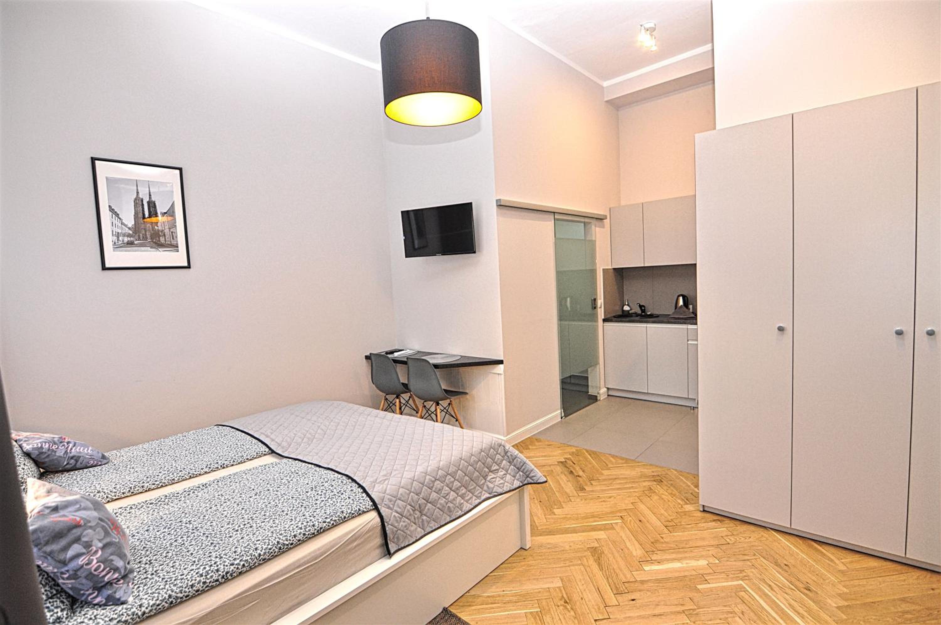 Deluxe Apartment with Courtyard View - Photo 9