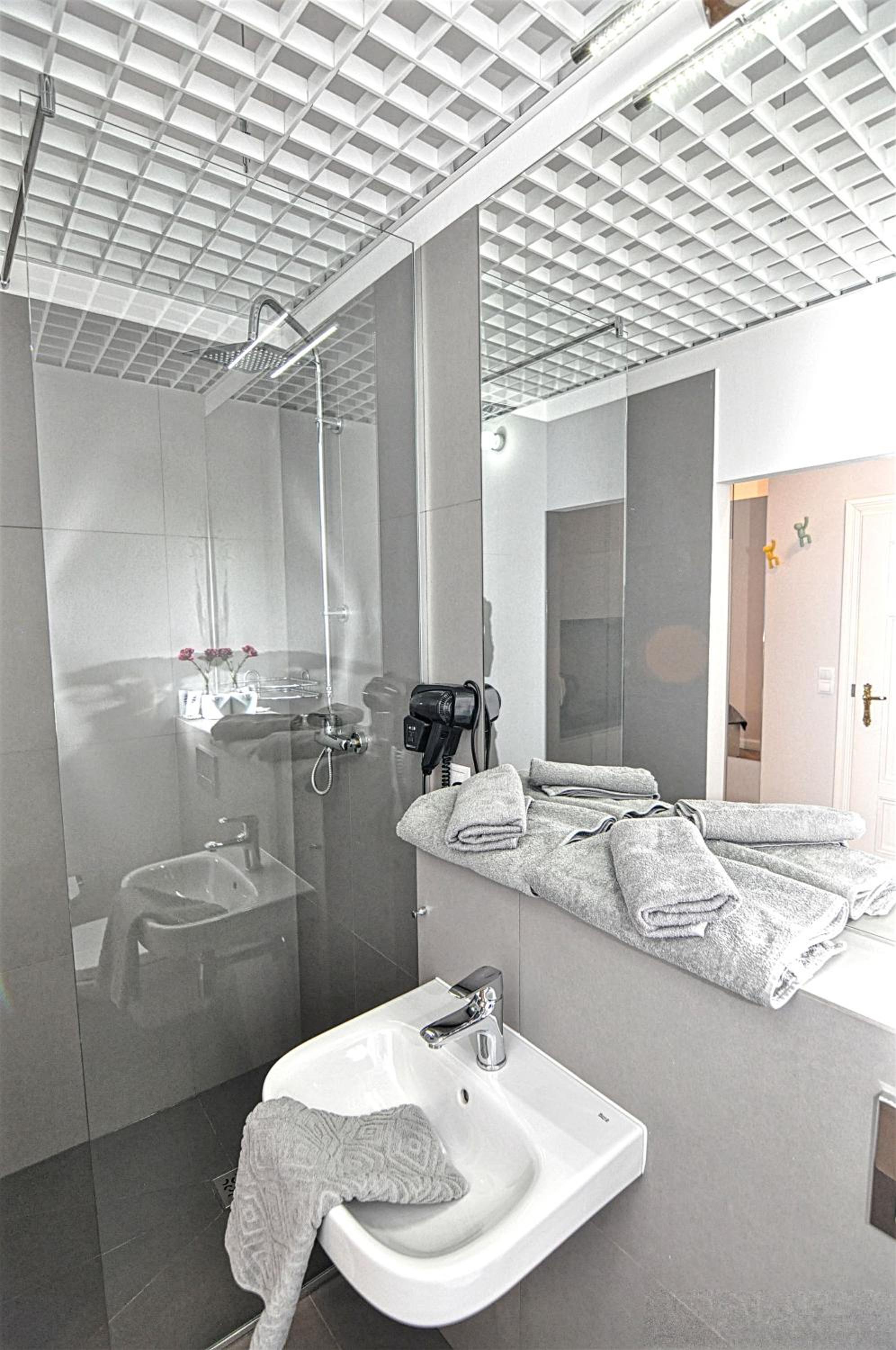 Deluxe Apartment with Courtyard View - Photo 6