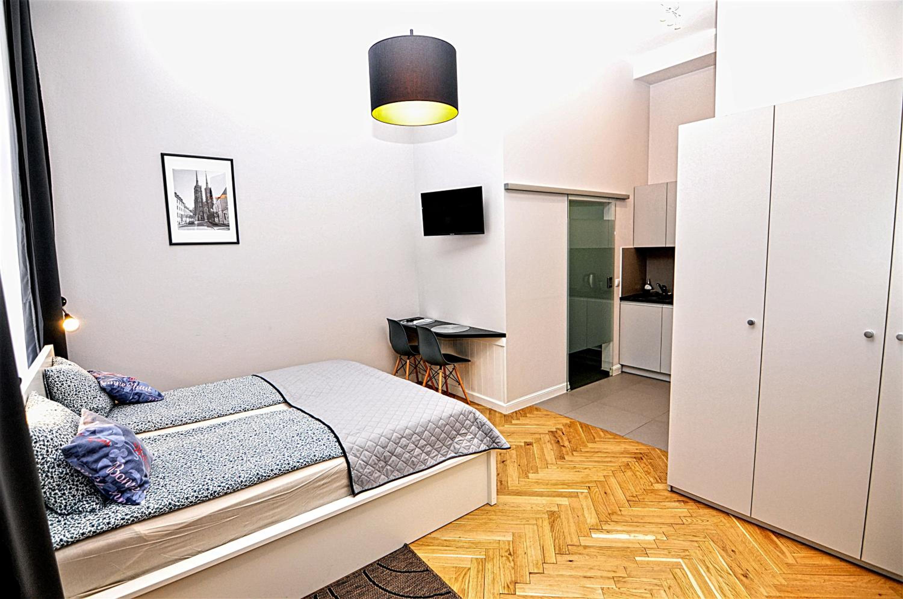 Deluxe Apartment with Courtyard View - Photo 8