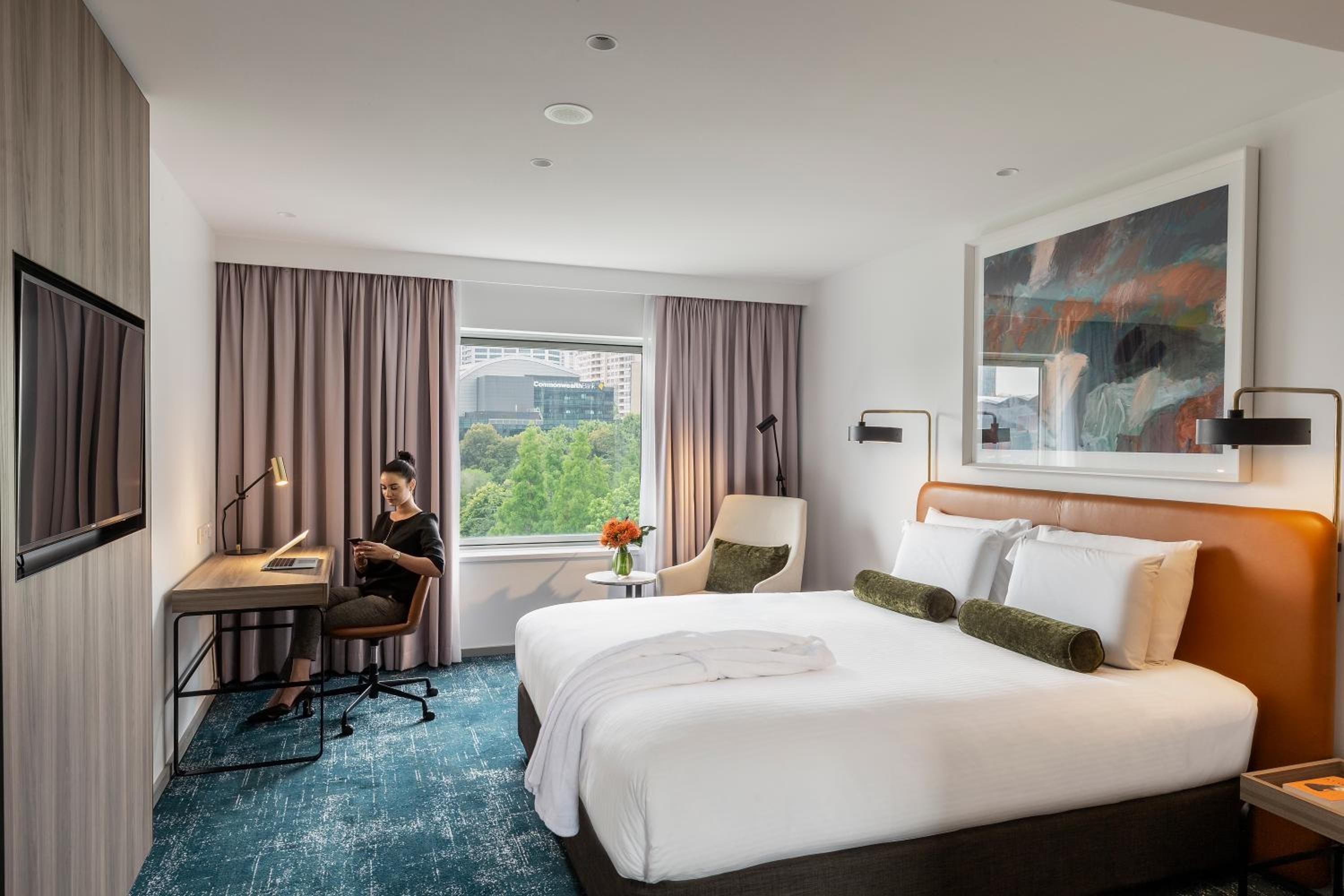 Deluxe King Room with City View thumbnail 5