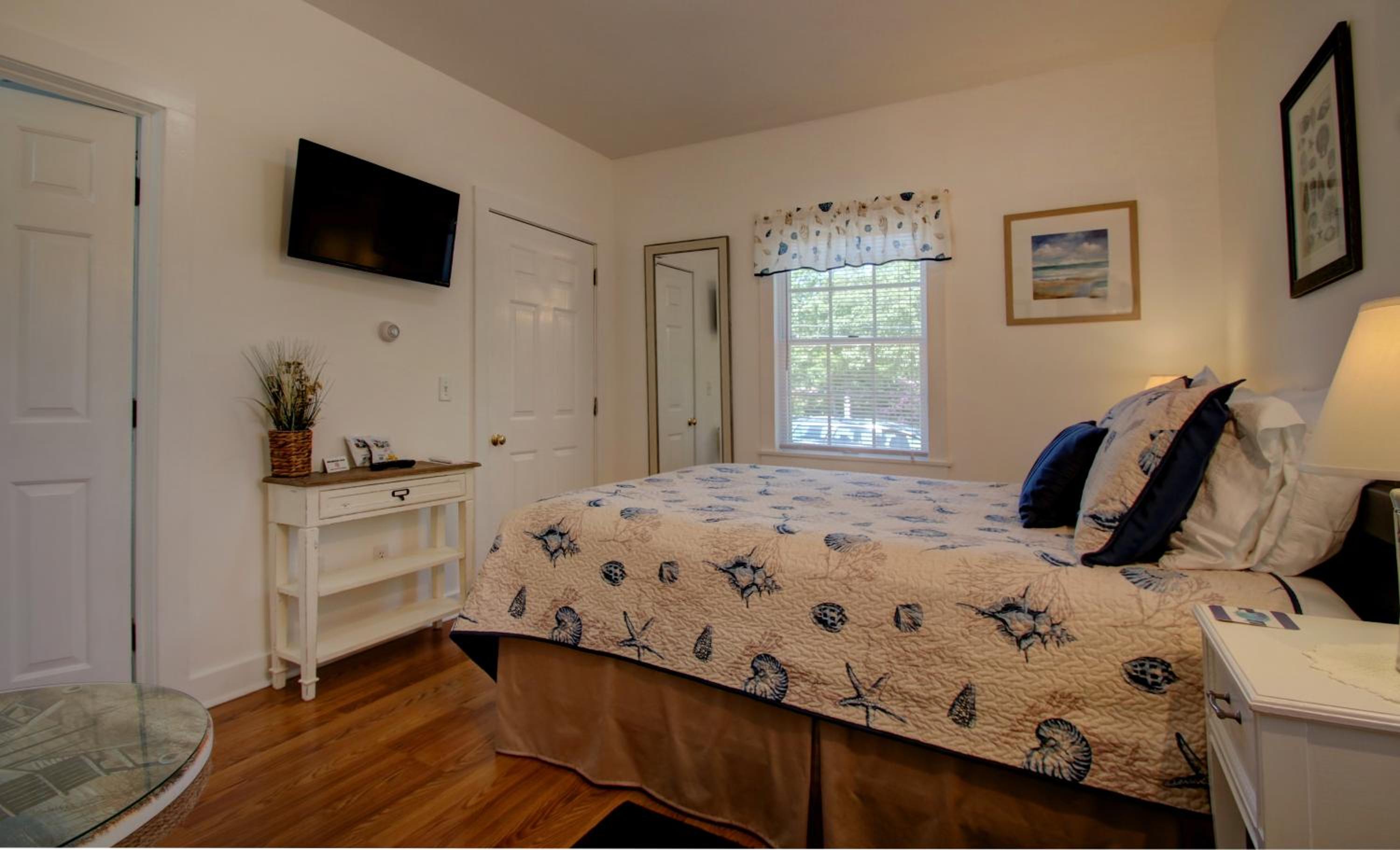 Queen Room photo 2