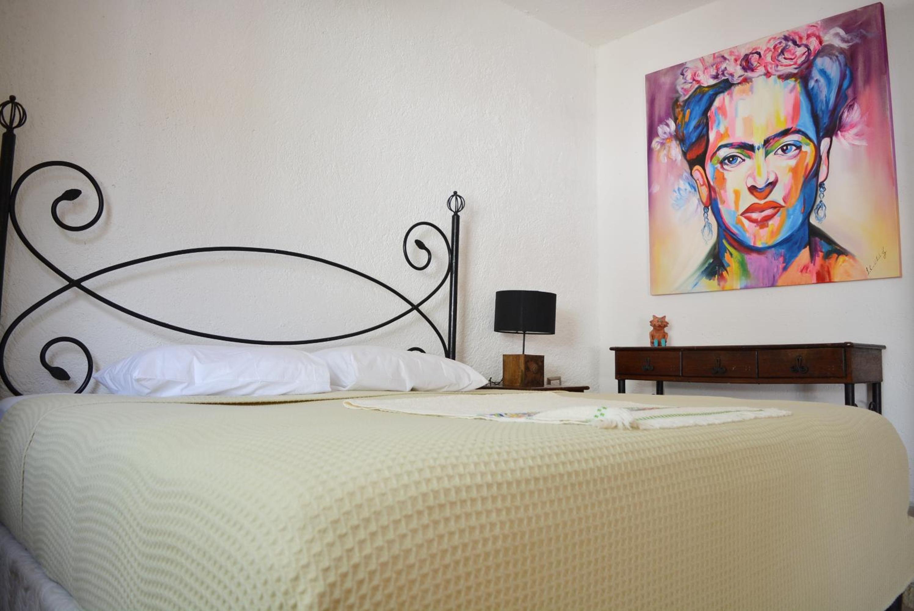 Deluxe King Room - Photo 10