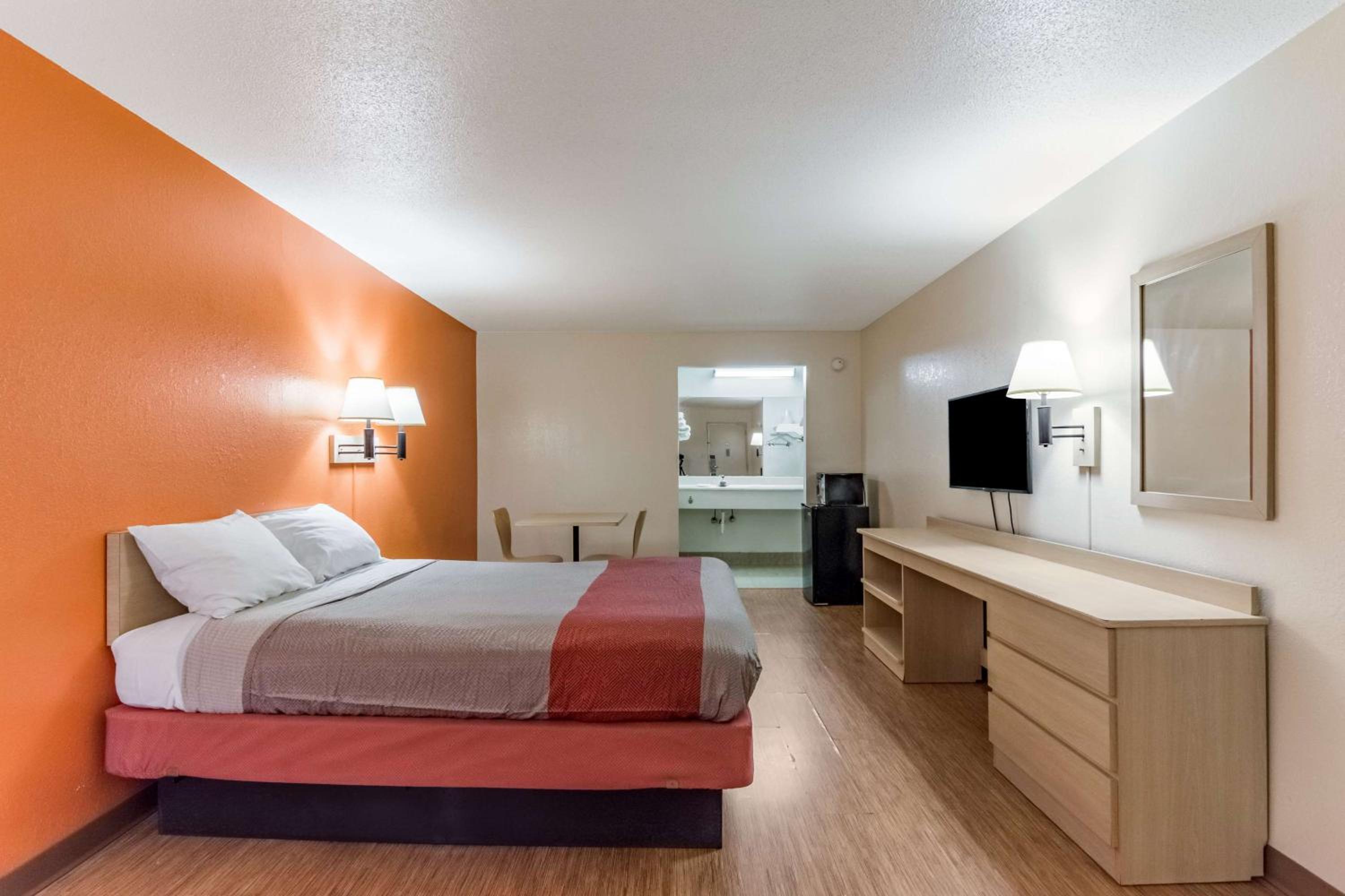 King Room - Non-Smoking photo 3