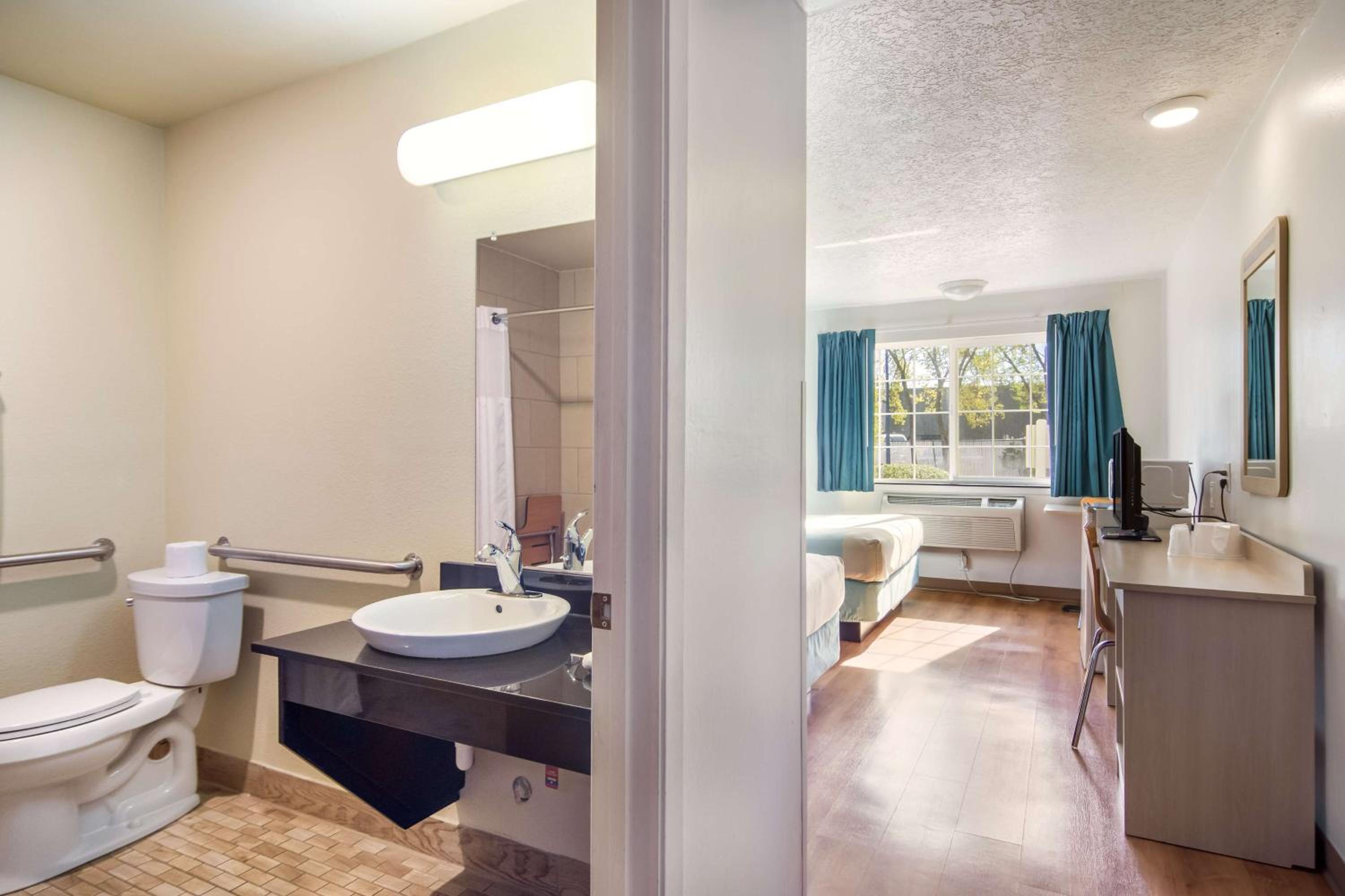 Quadruple Room - Smoking photo 2