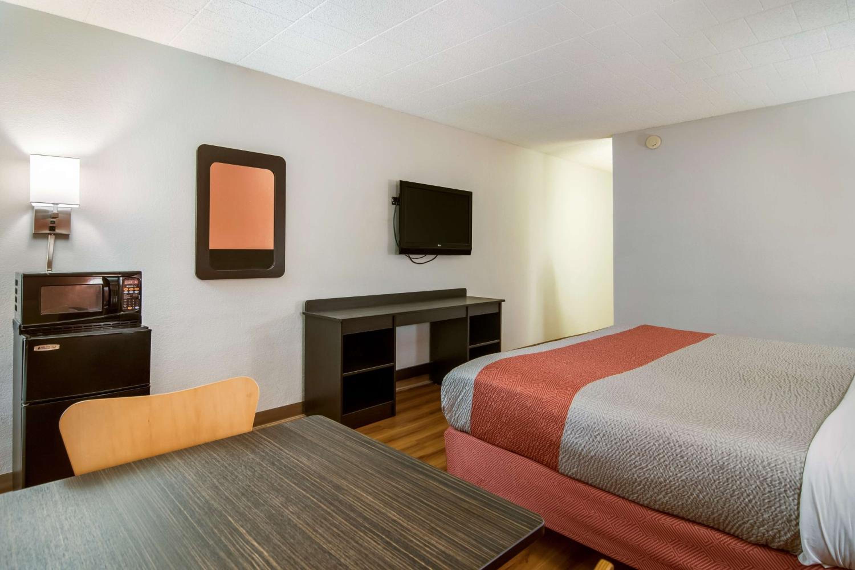 Deluxe King Room - Non-Smoking photo 2