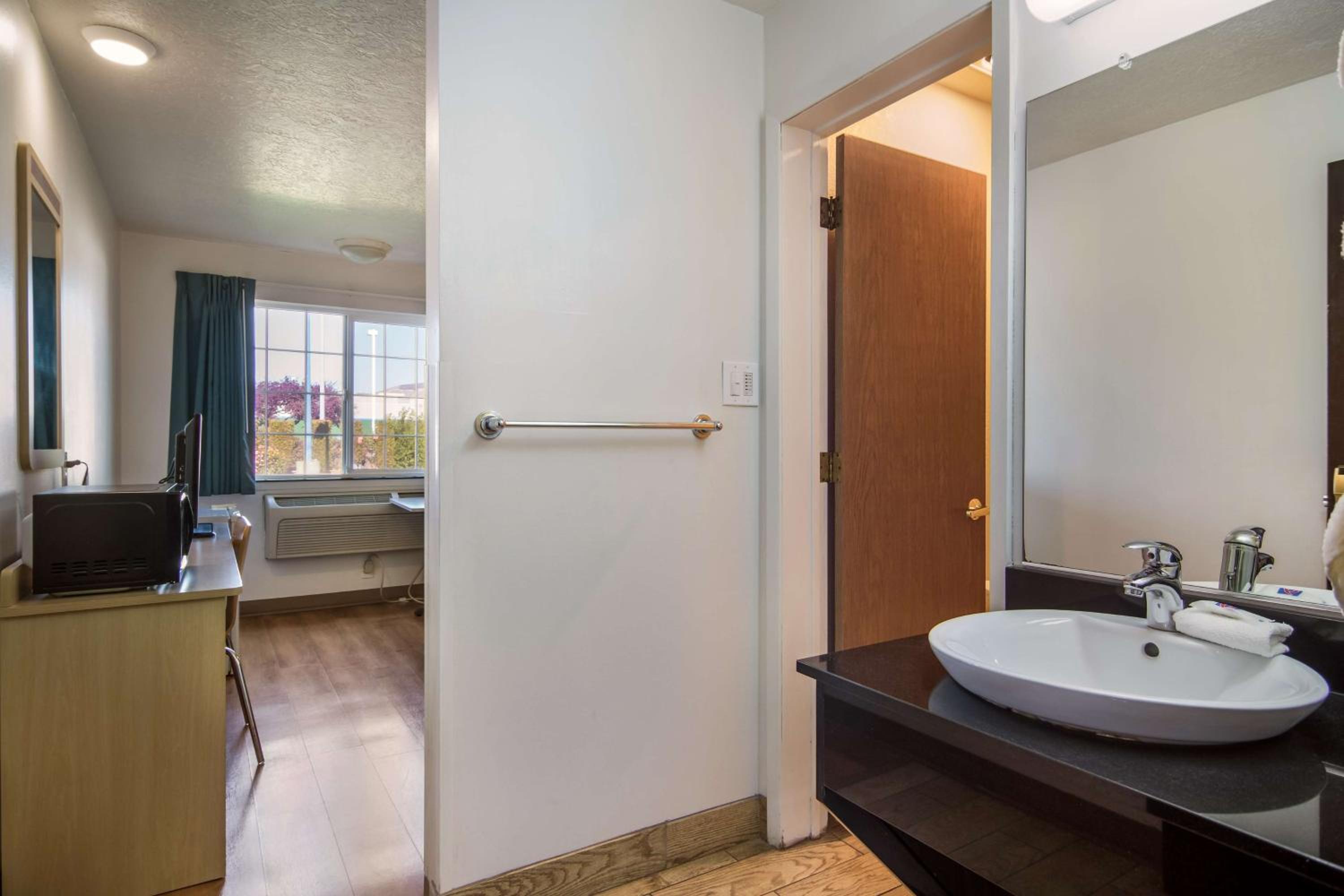 Quadruple Room - Non-Smoking photo 3