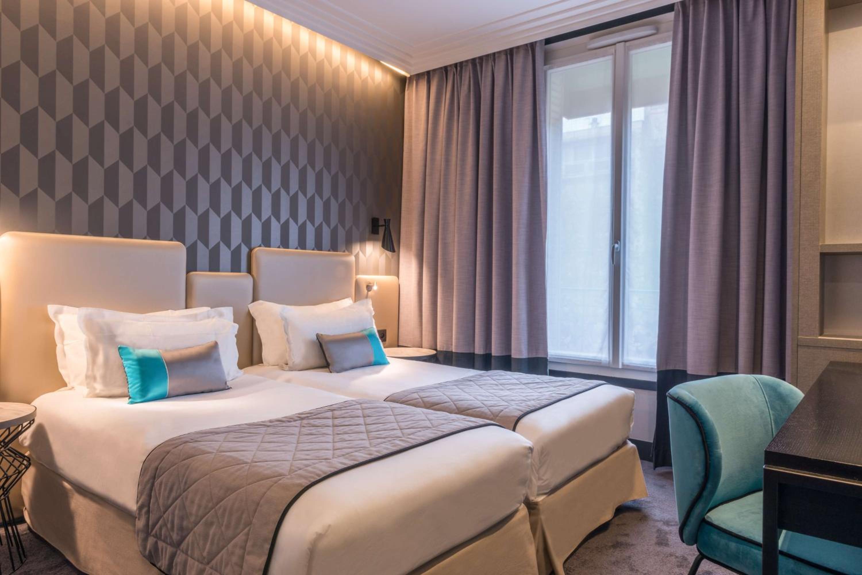 Standard Twin Room - Photo 11