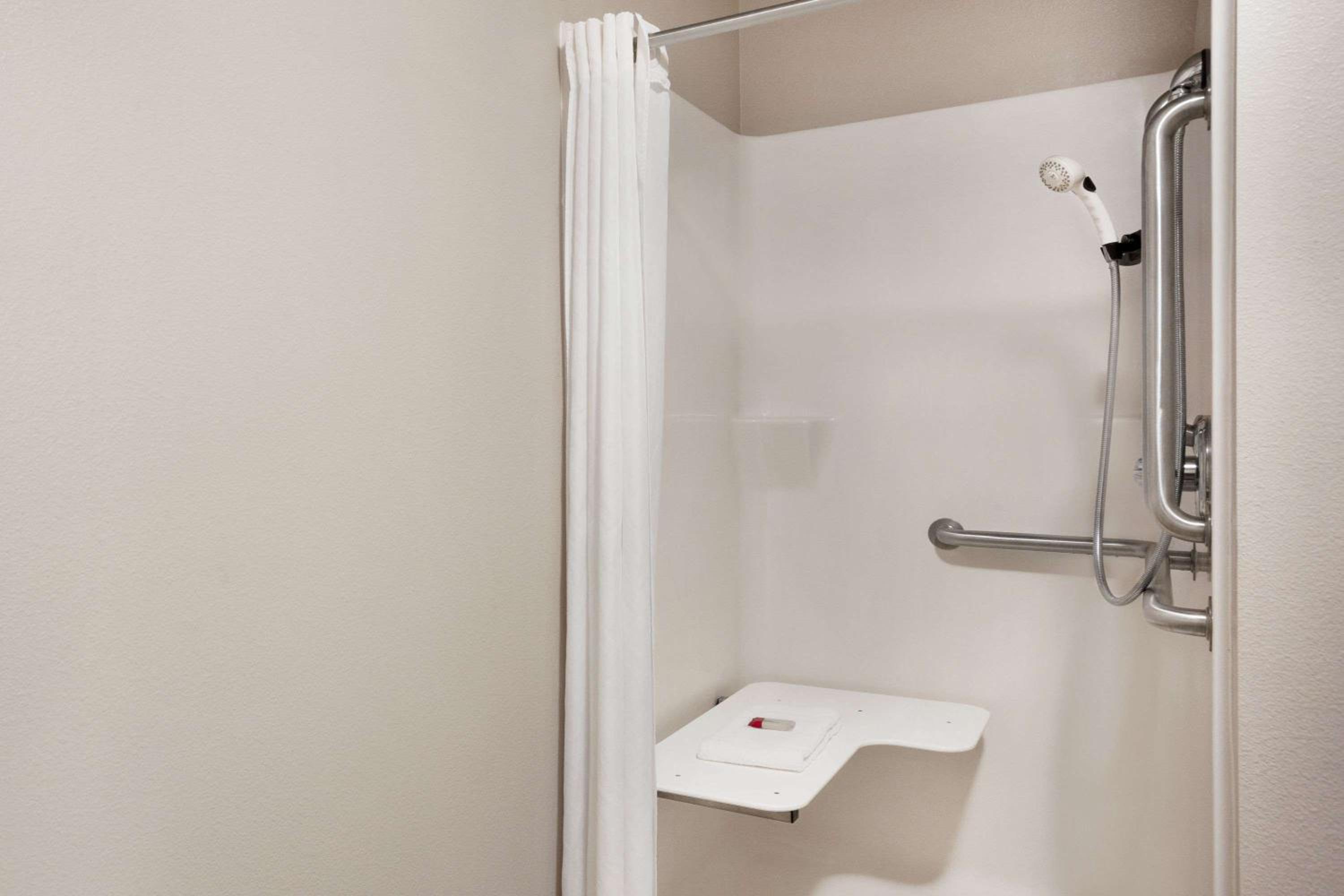 1 King Bed, Mobility Accessible Room, Roll-in Shower Non-Smoking - Photo 4