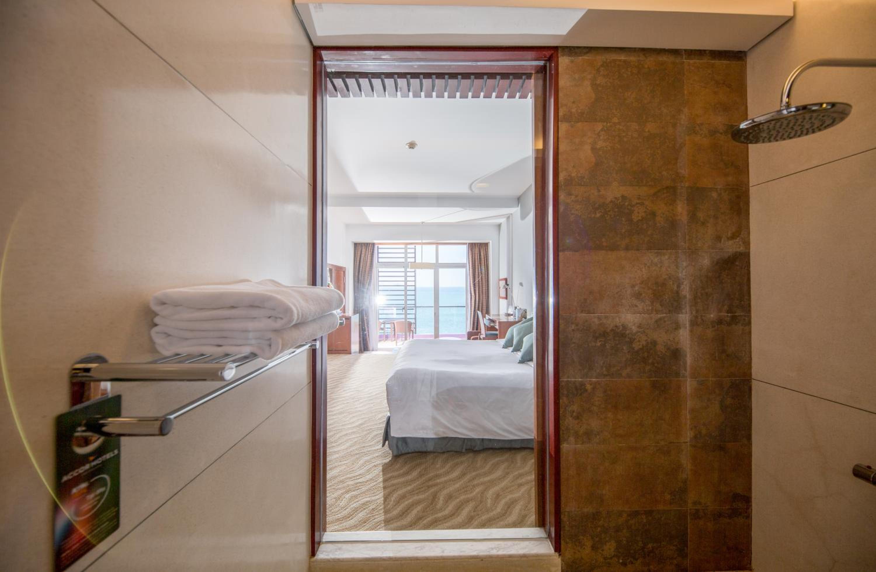 Deluxe King Room - Photo 11