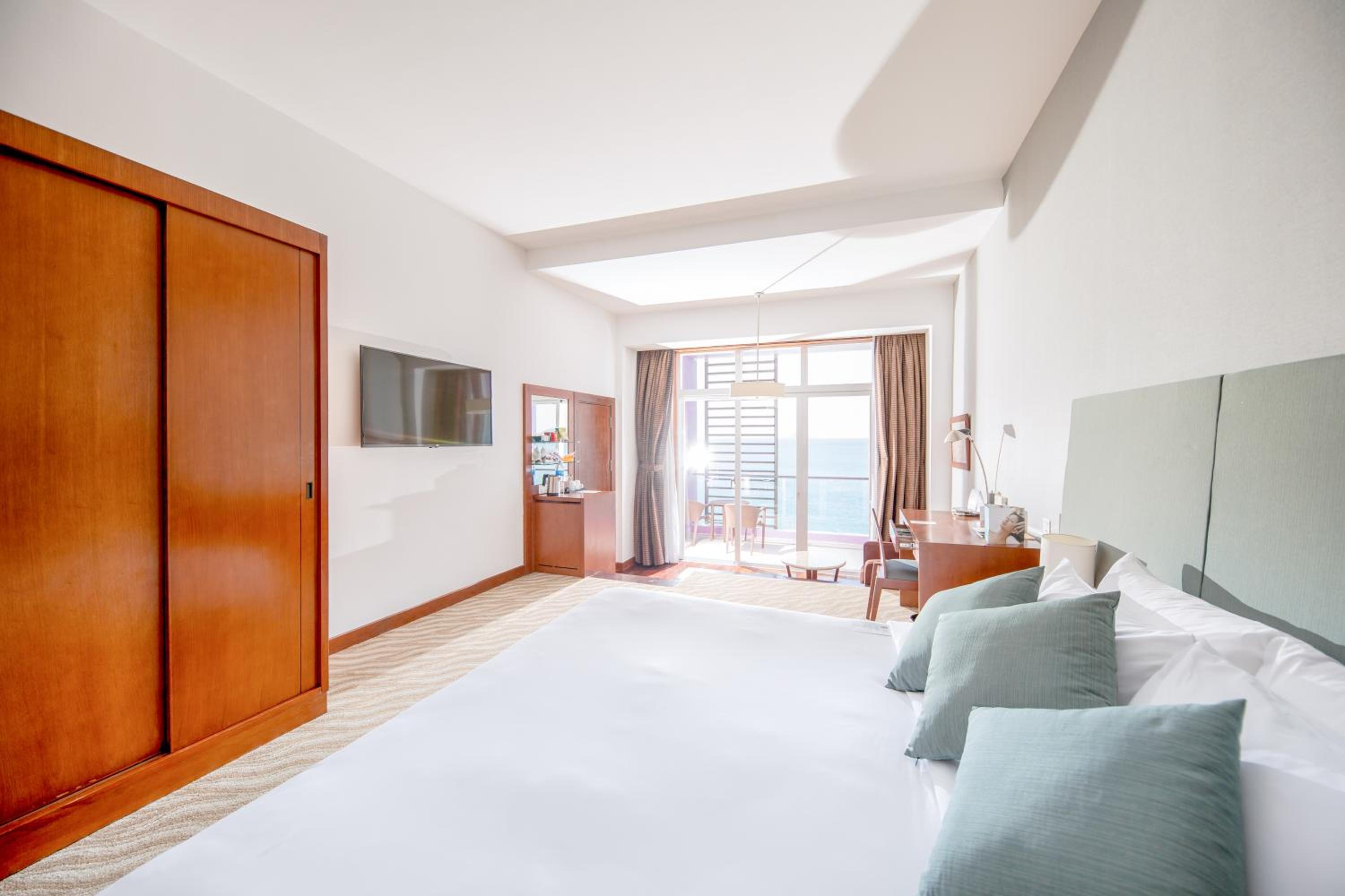 Deluxe King Room - Photo 3