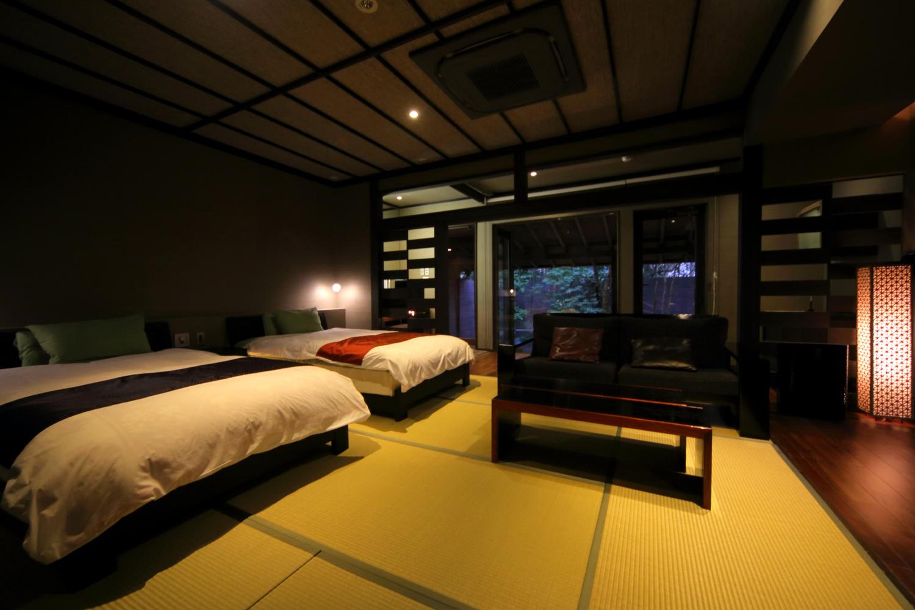 Queen Room with Two Queen Beds - Photo 4