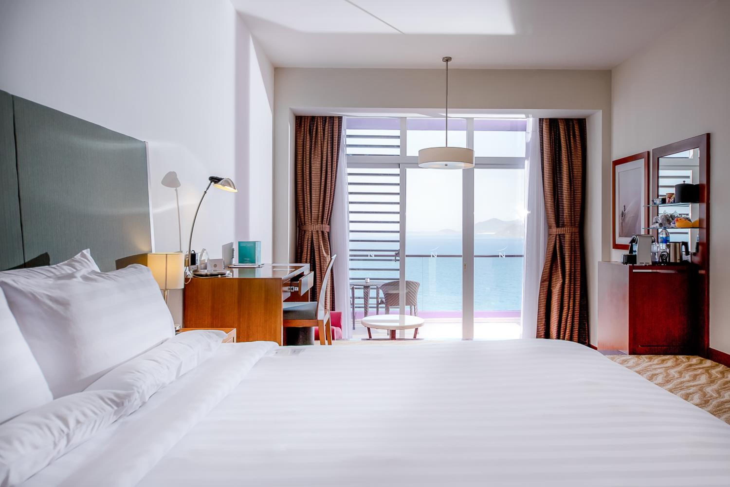 Deluxe King Room - Photo 12