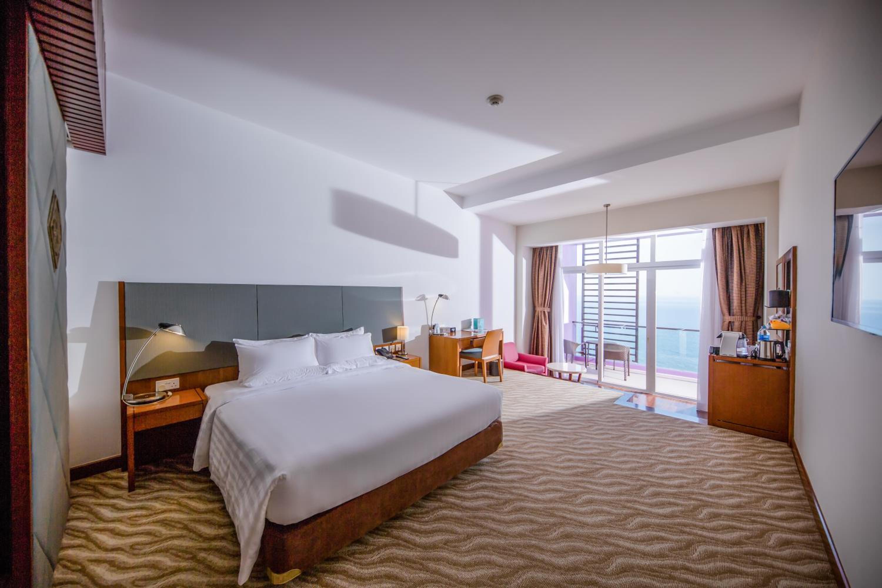 Deluxe King Room - Photo 19
