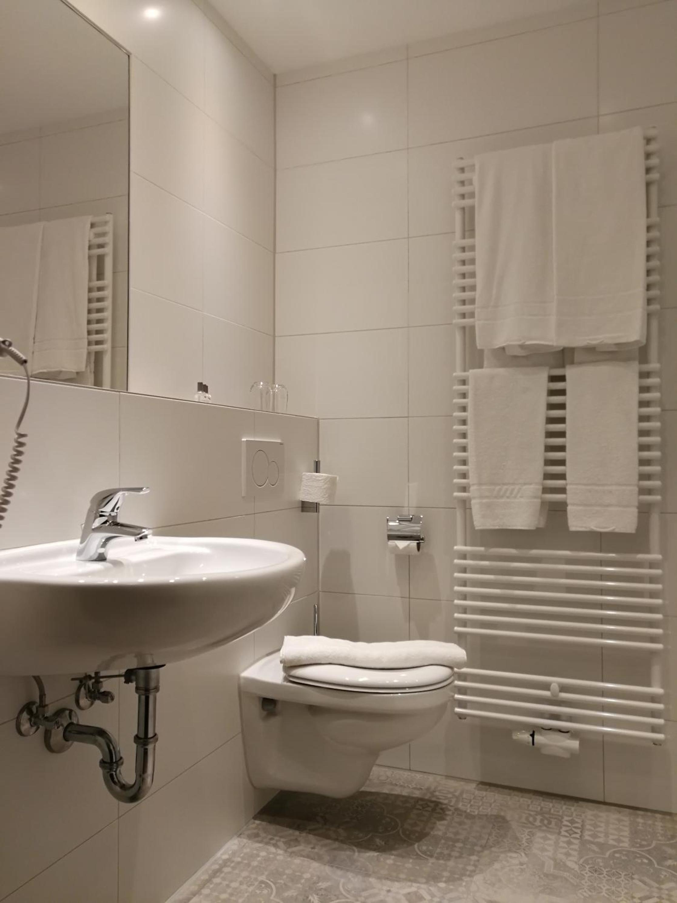 Standard Double Room - Photo 11