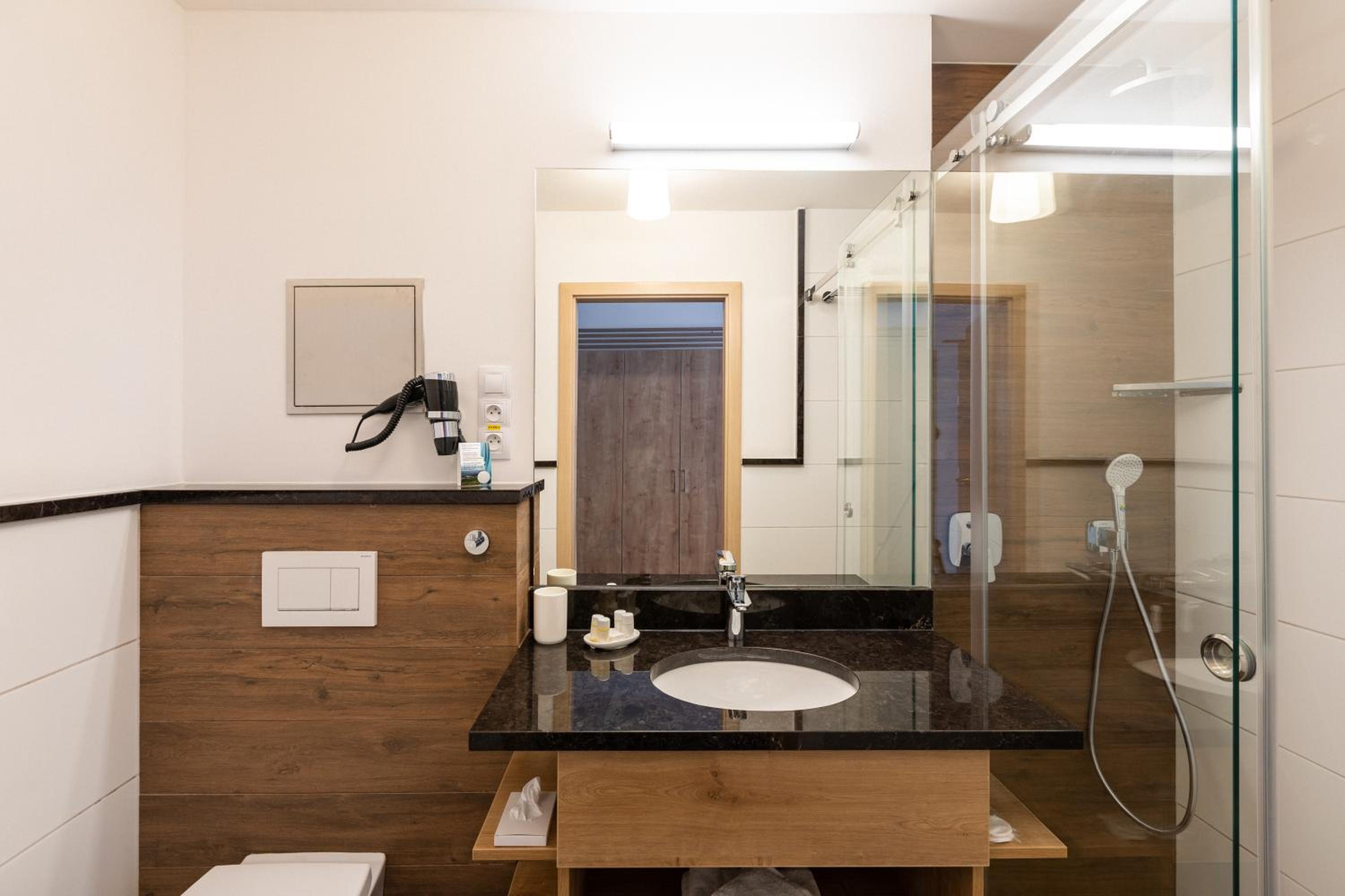 Deluxe Double Room - Photo 8
