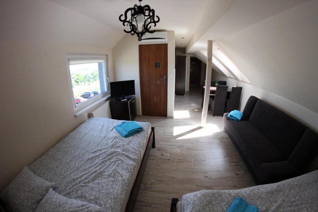 Large Family Room with Air Conditioning photo 1