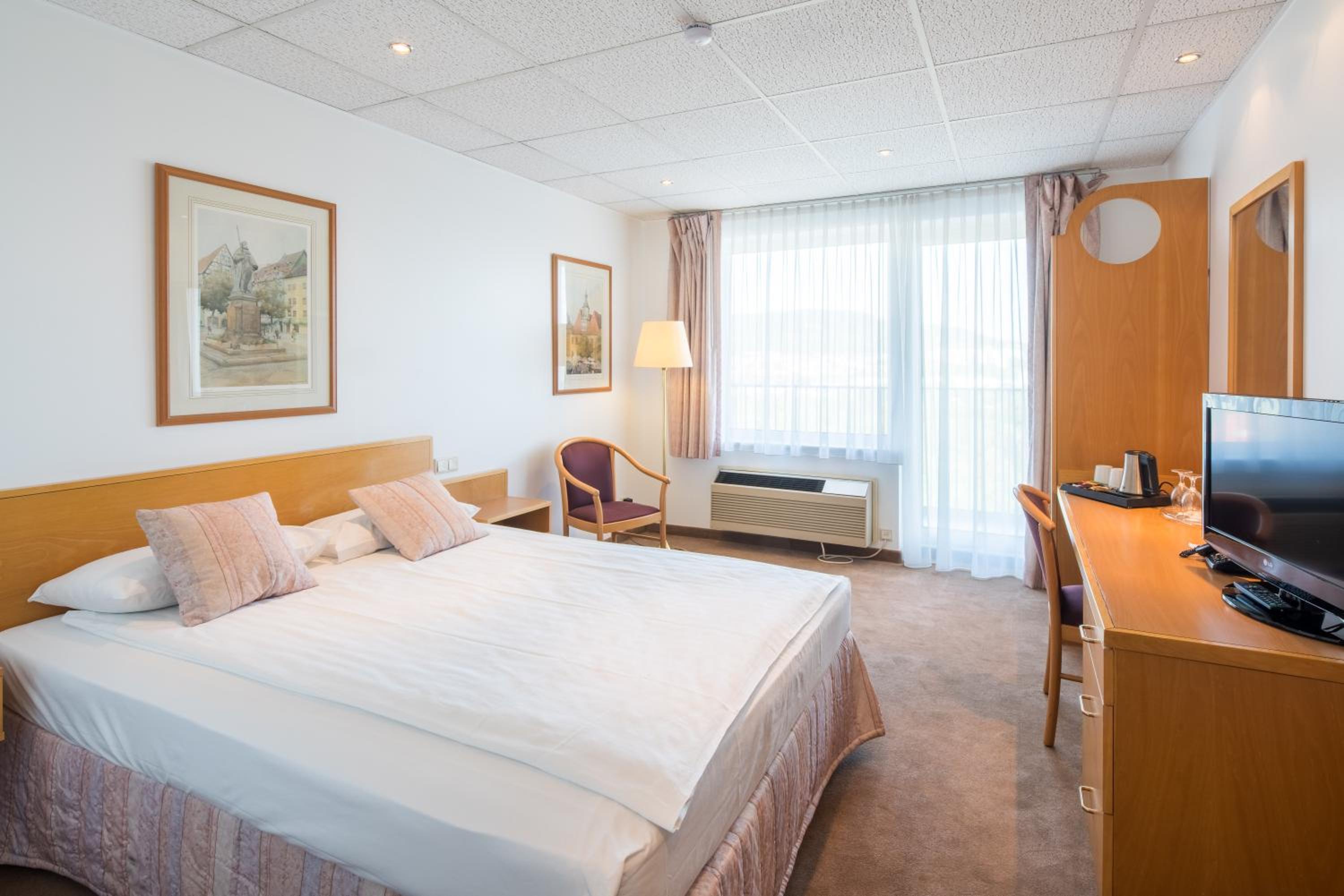 Business Queen Room with Queen Bed - Photo 4