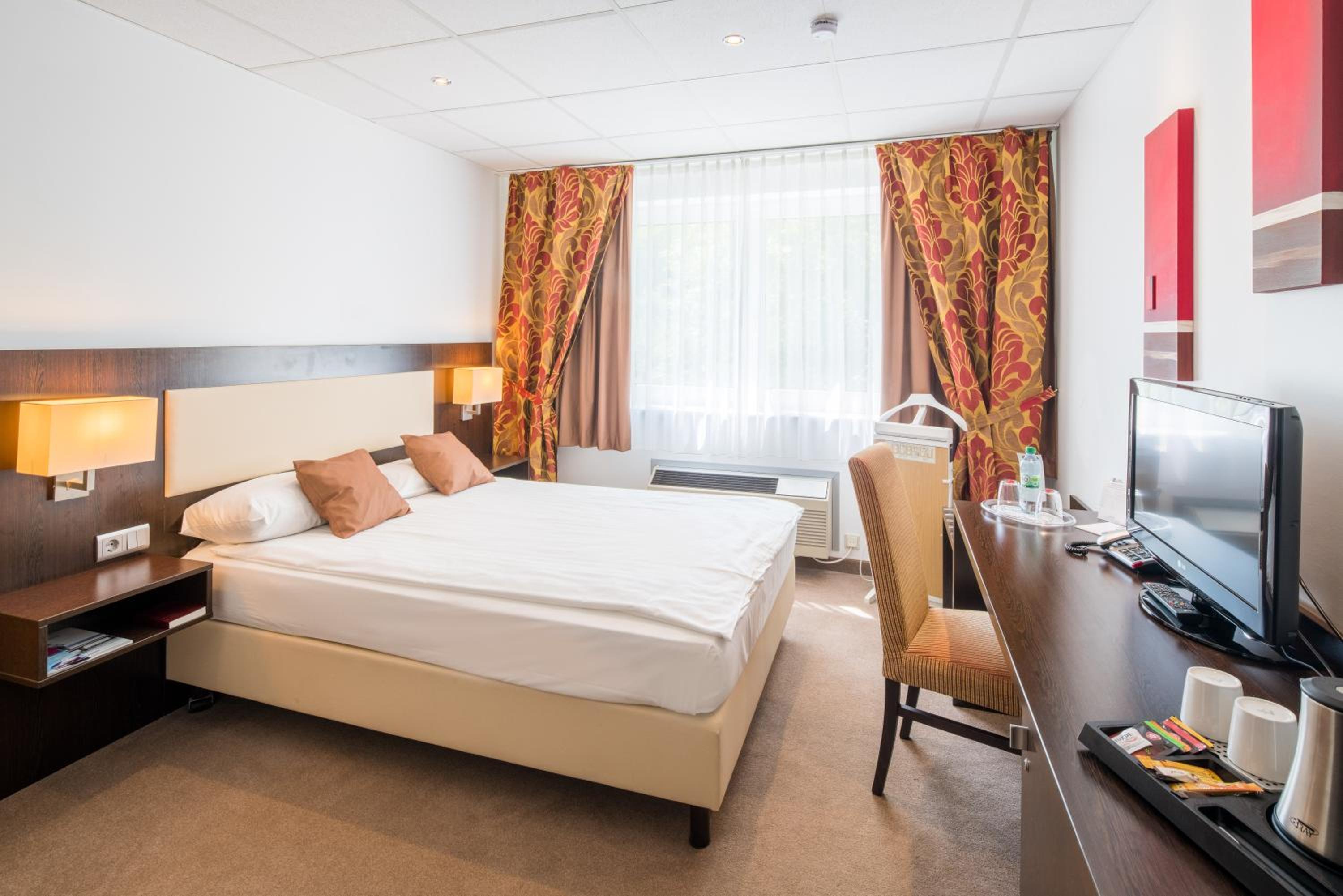 Queen Room with Queen Bed - Photo 4