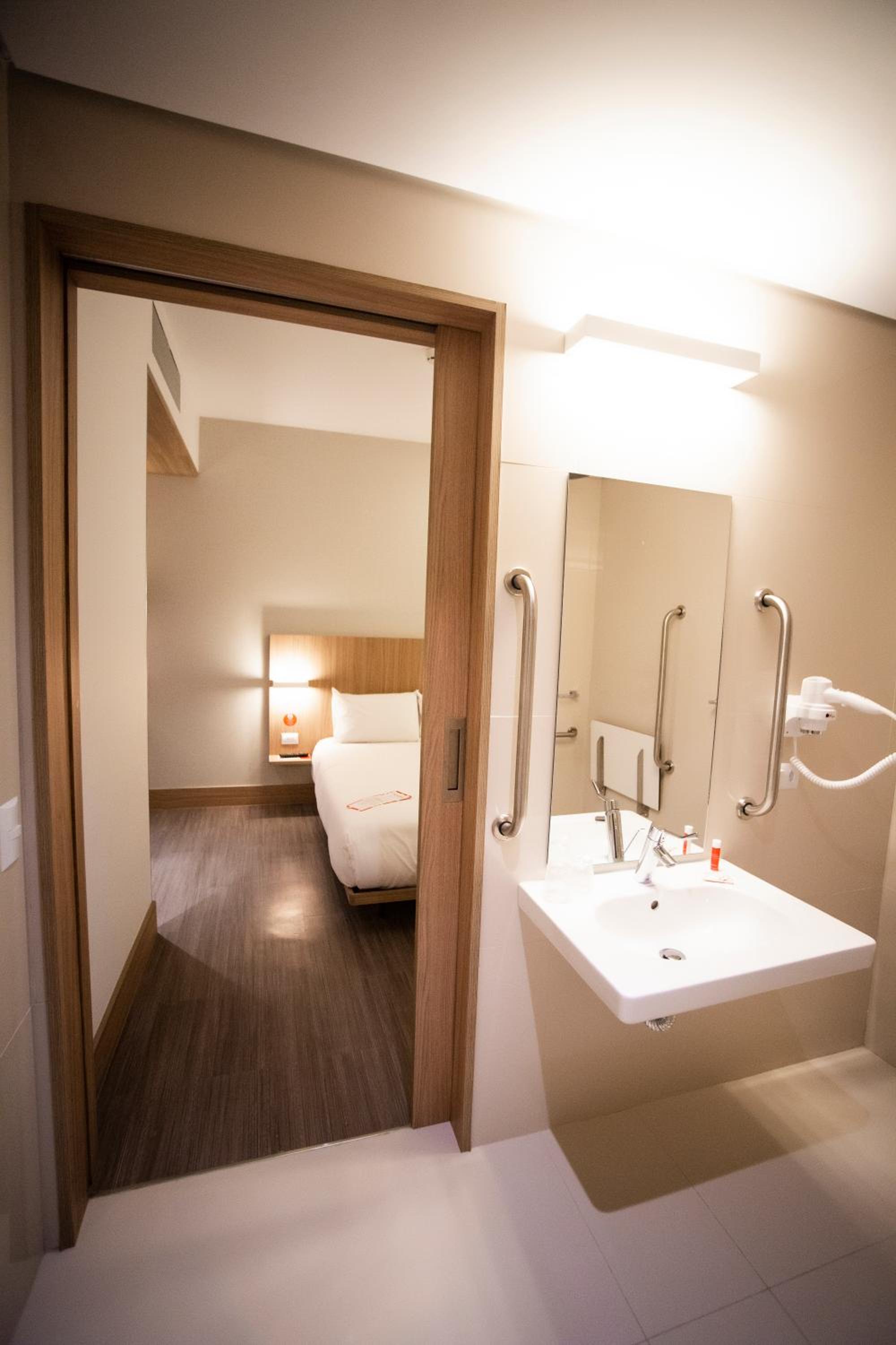Double Room - Disability Access - Photo 3