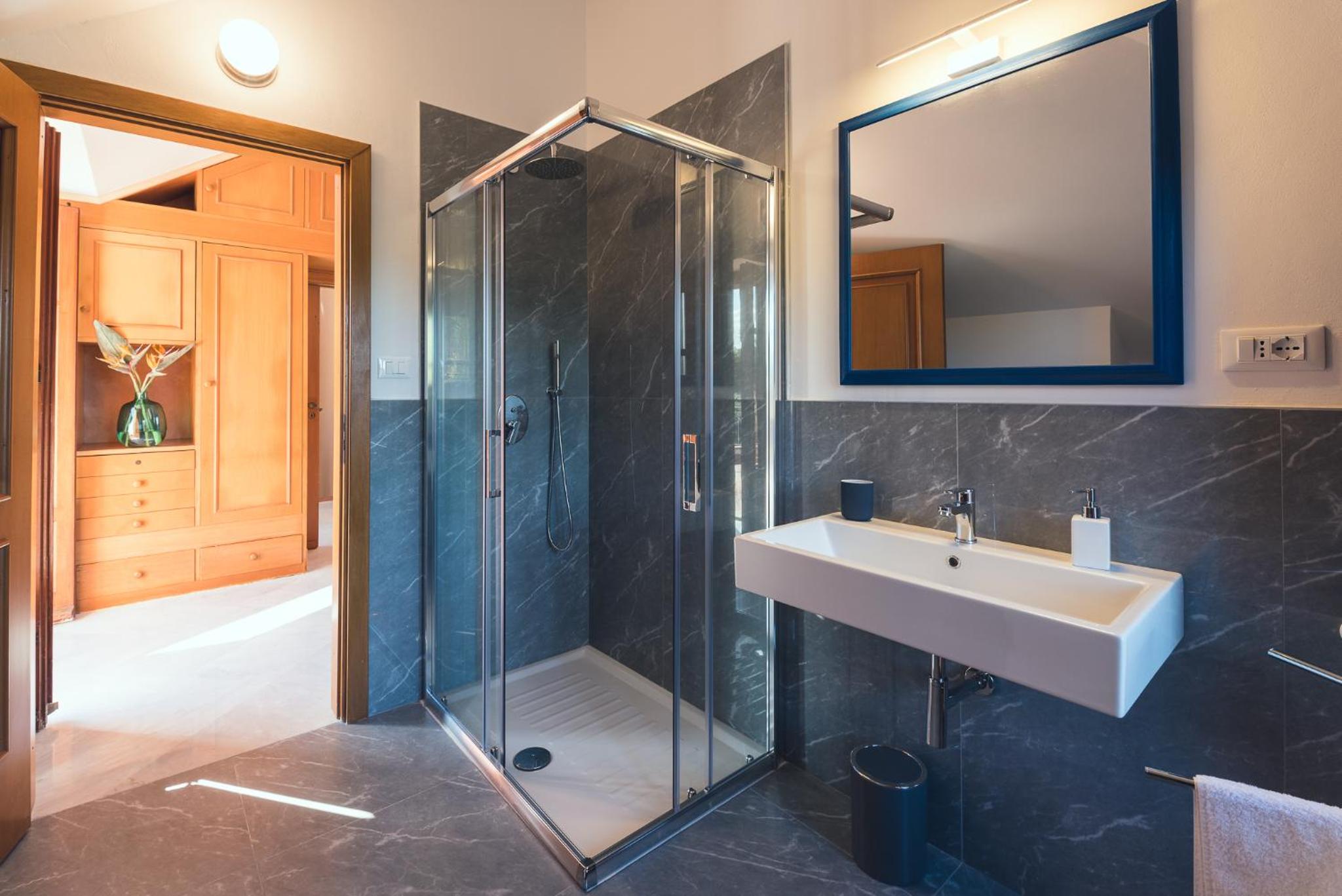 Deluxe Suite with Spa Bath - Photo 8