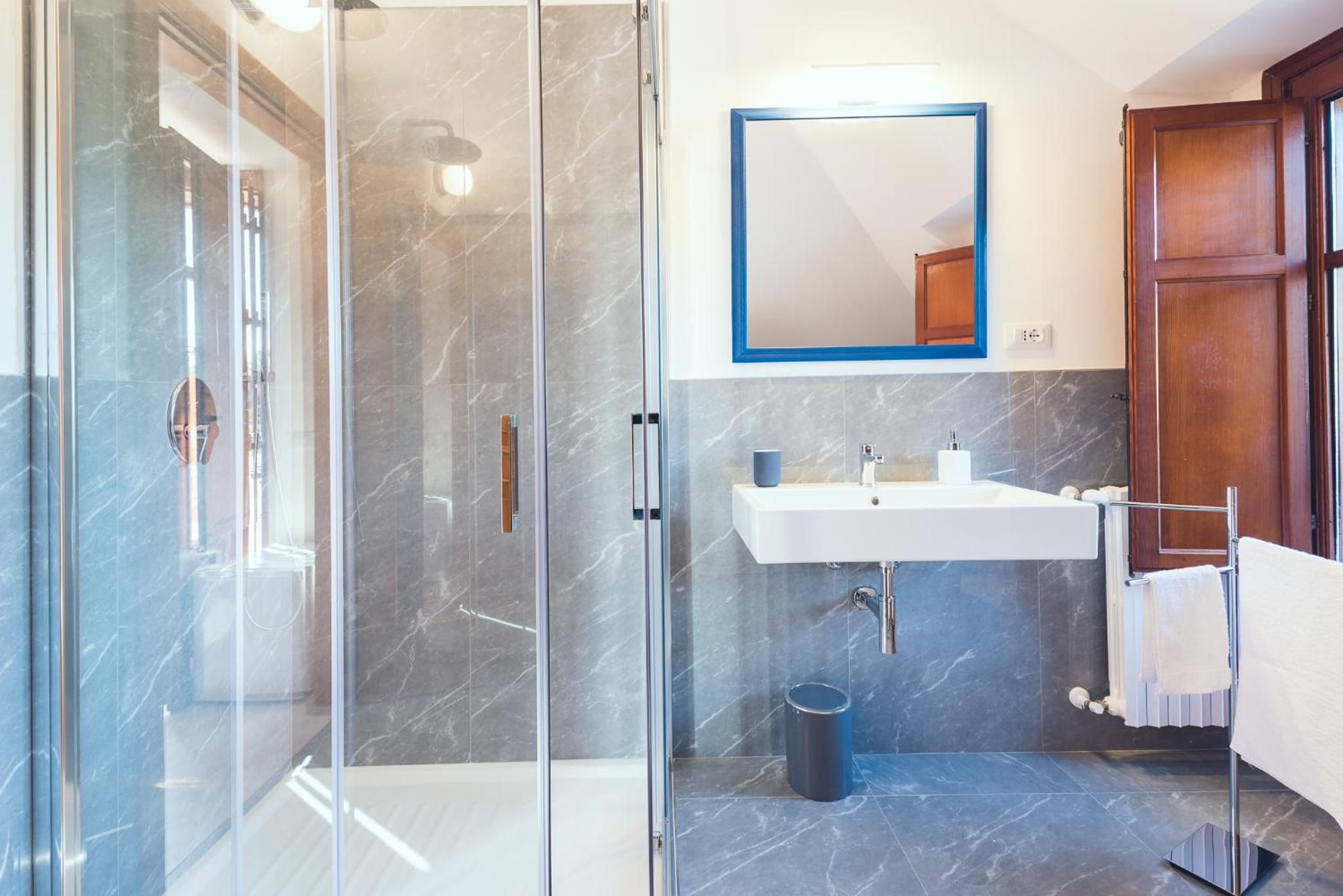 Deluxe Suite with Spa Bath - Photo 7