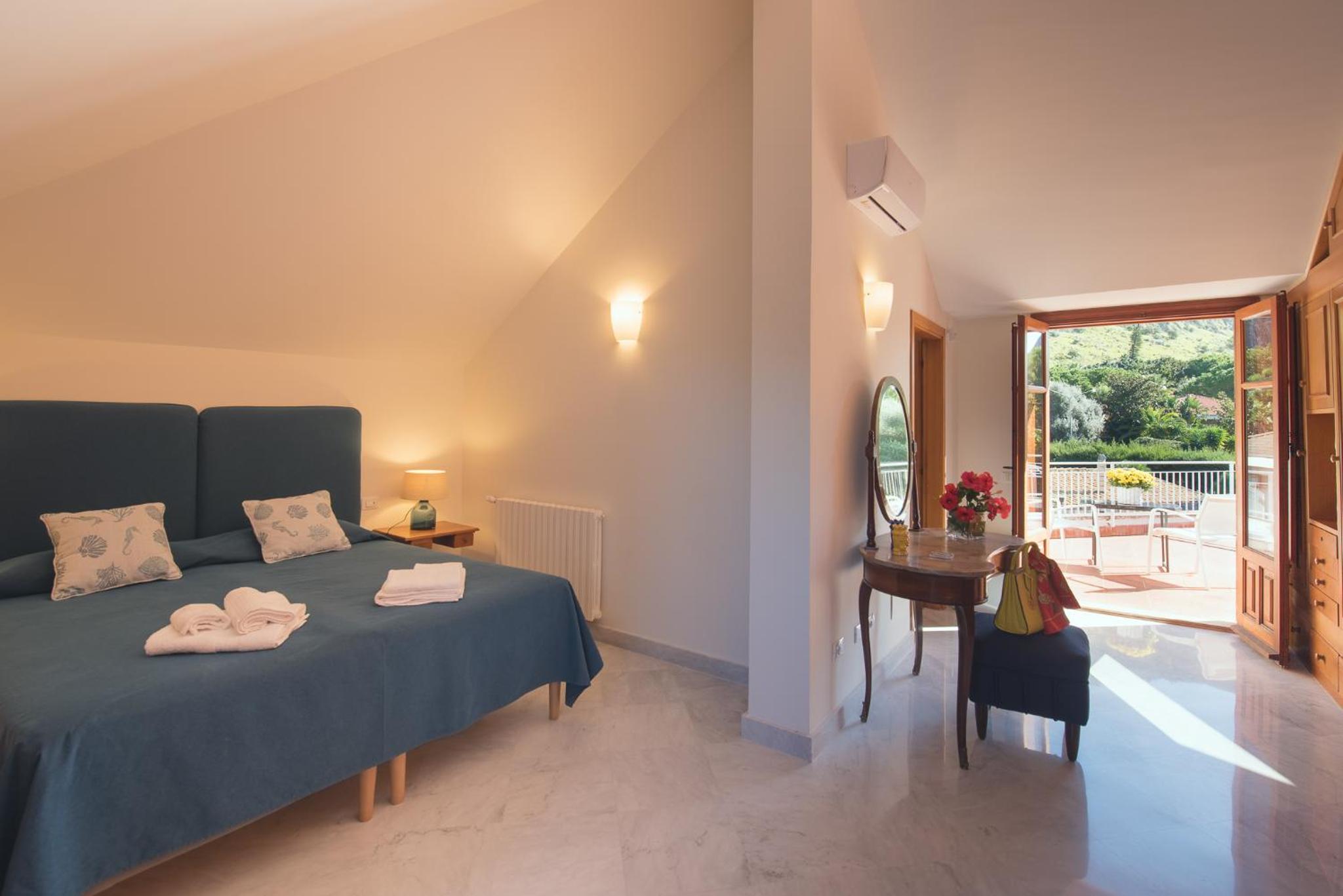 Deluxe Suite with Spa Bath - Photo 12