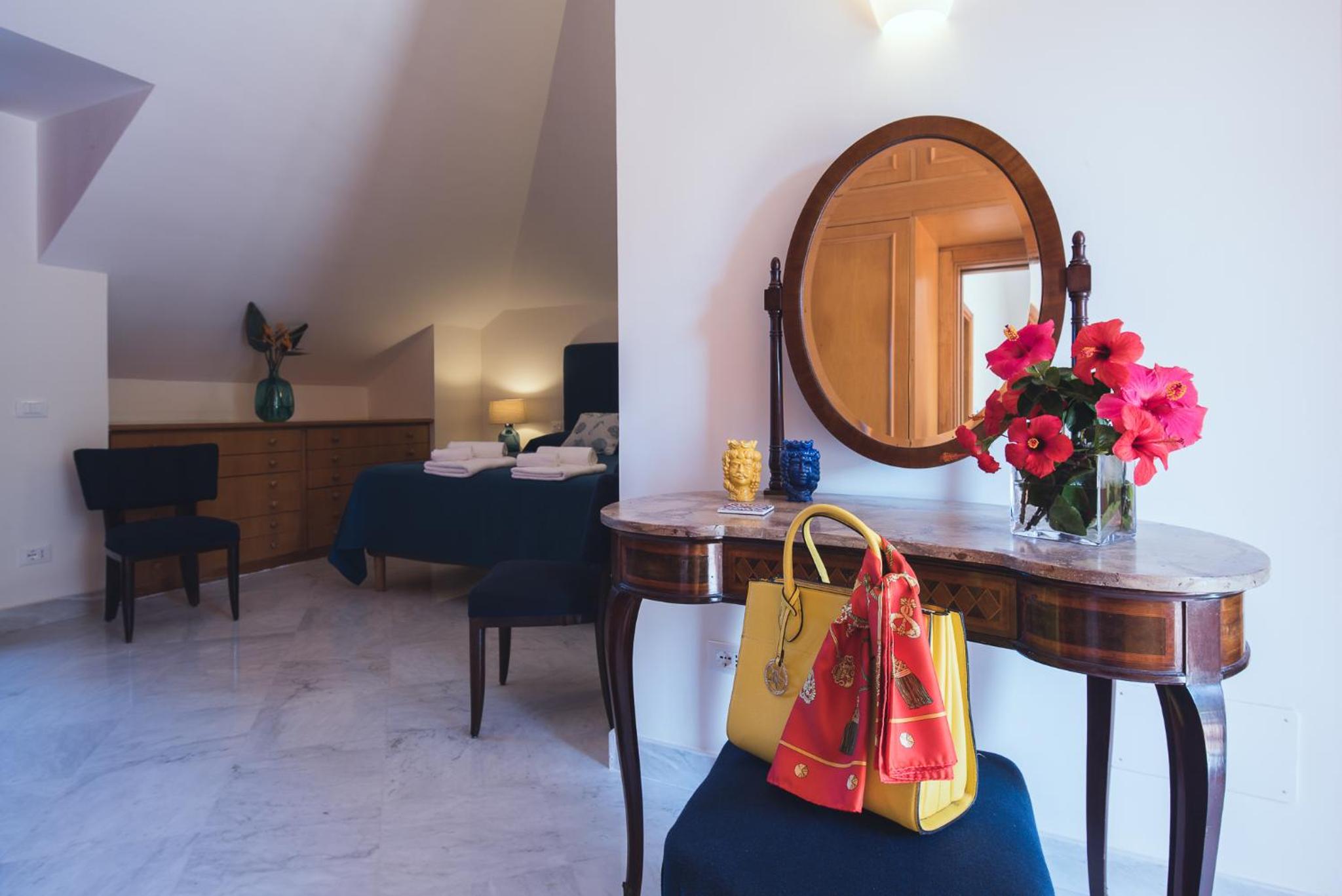 Deluxe Suite with Spa Bath - Photo 10