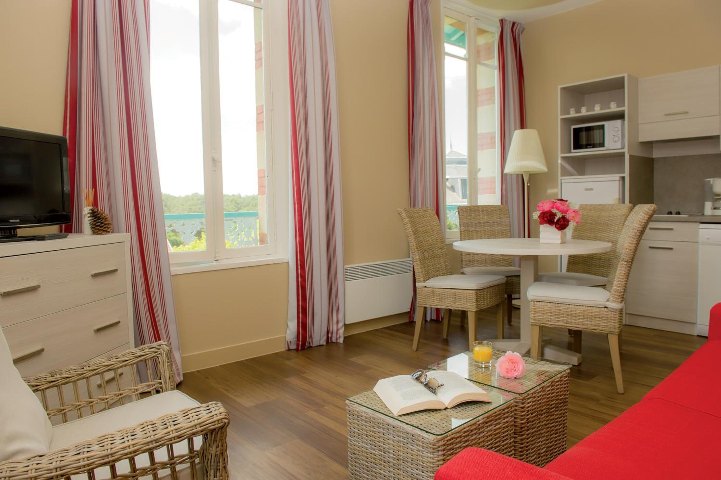 One-Bedroom Apartment with 1 double bed or 2 single beds photo 1