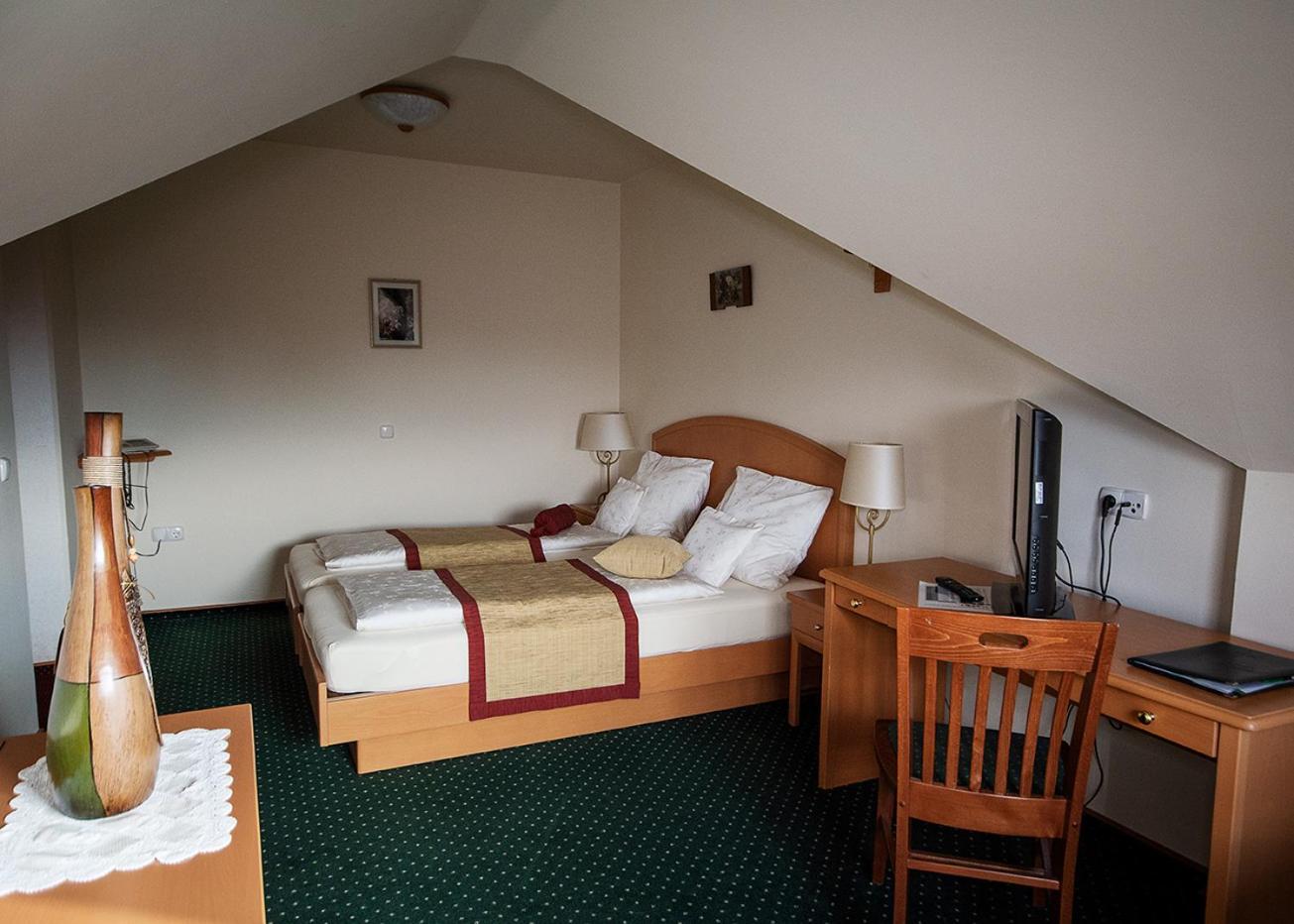 Double or Twin Room - Photo 4