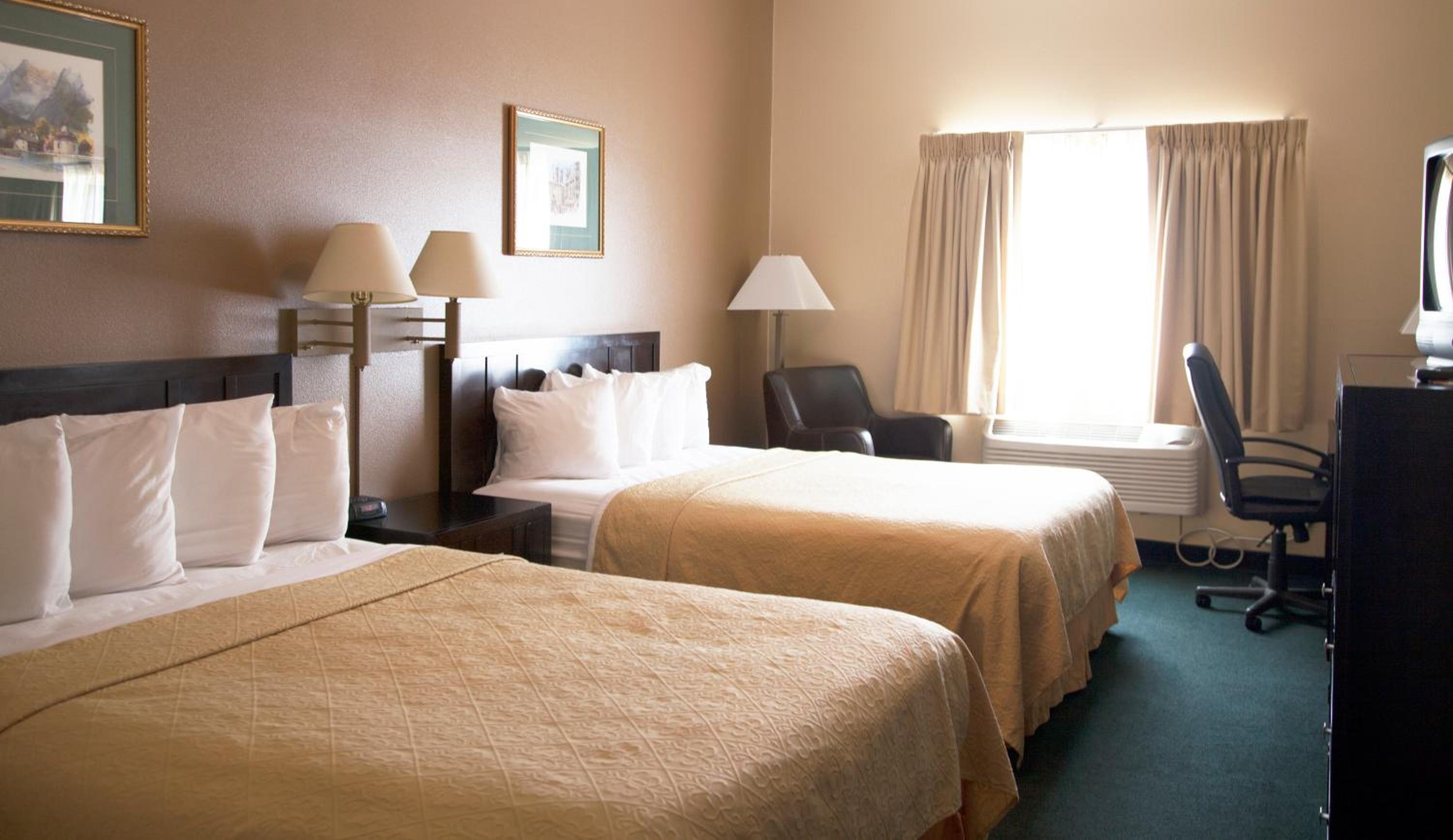 Queen Room with Two Queen Beds - Photo 2