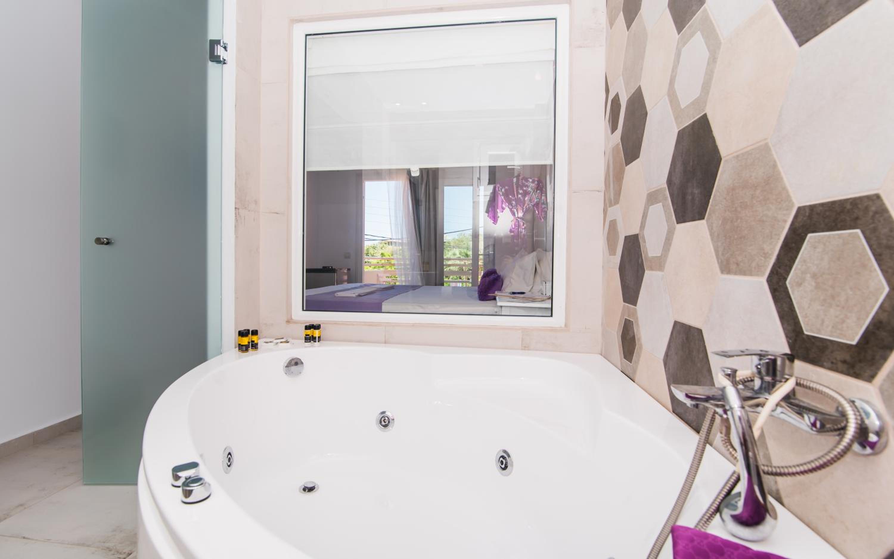 Deluxe Mini Suite With Jacuzzi (up to 2 people) photo 3