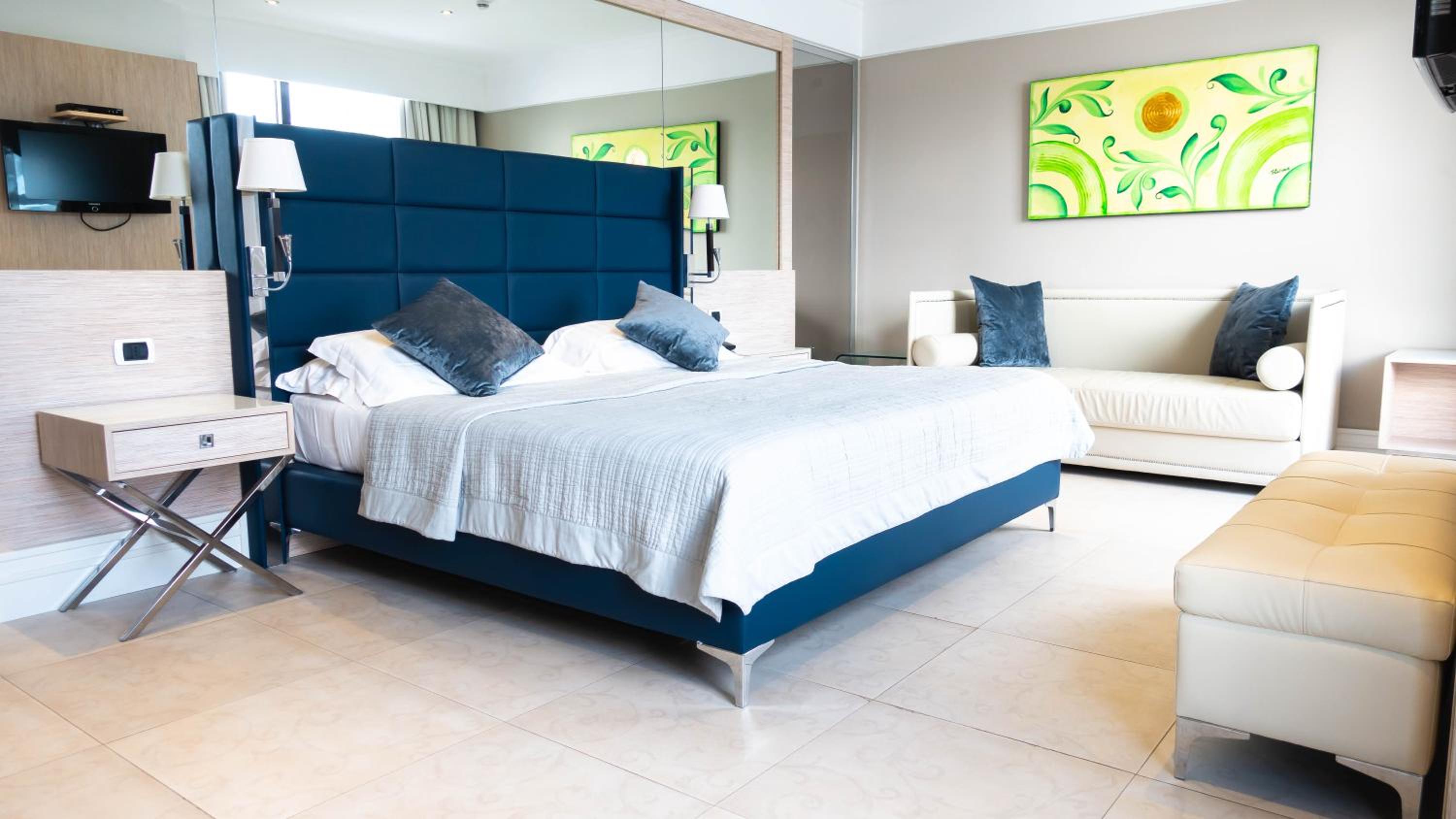One-Bedroom Suite with Lake View photo 1