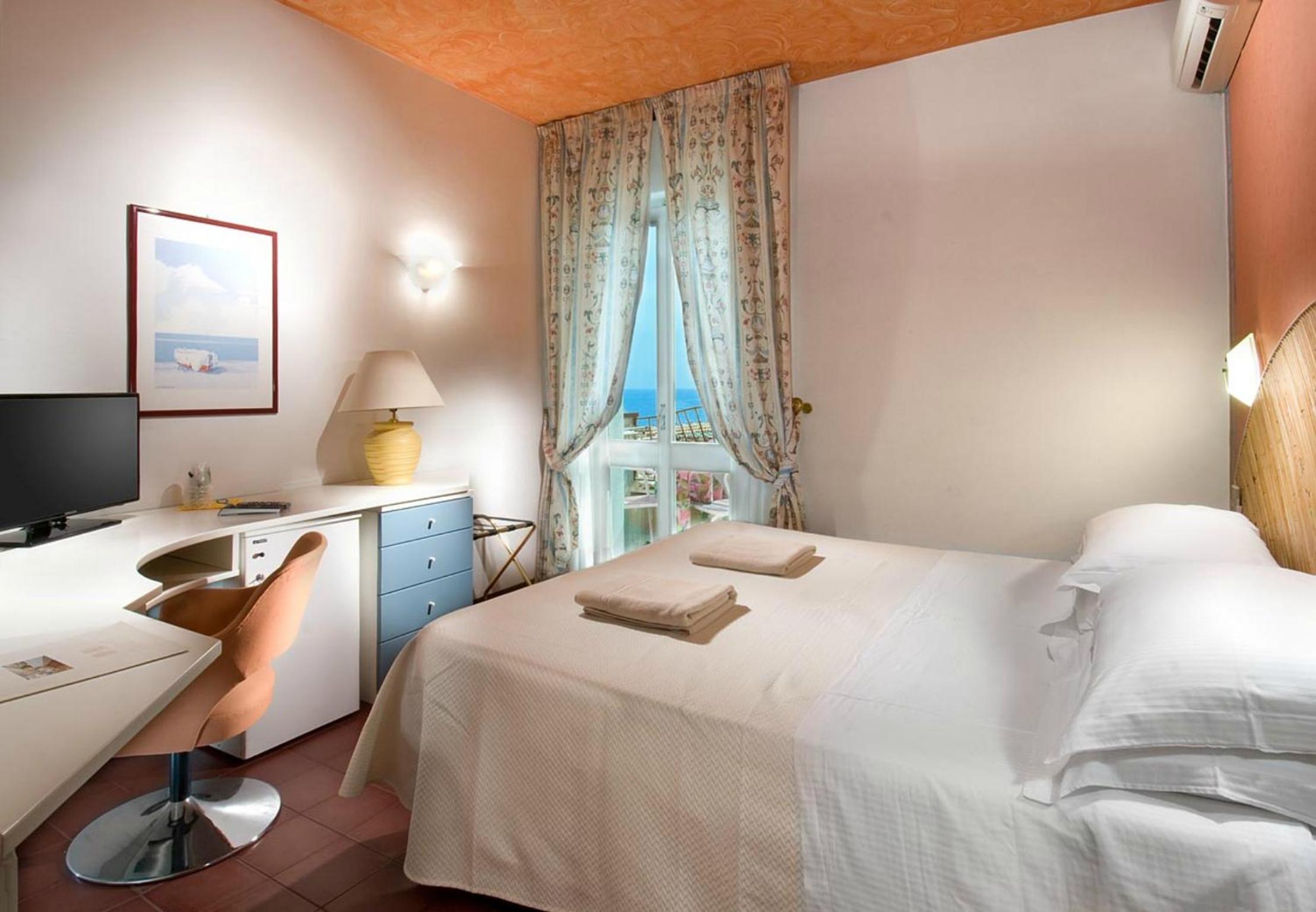 Standard Double or Twin Room with Sea View - Photo 3