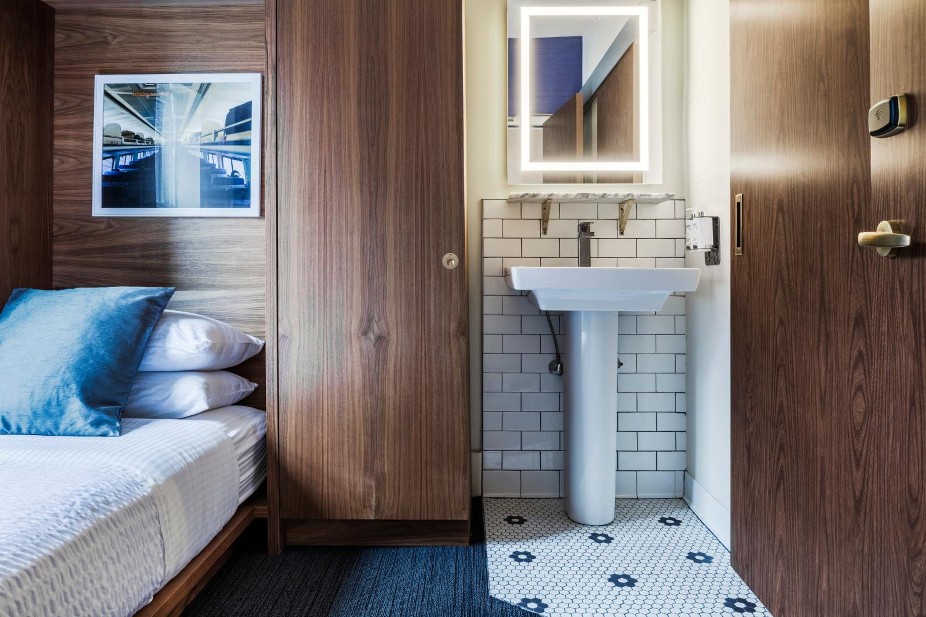 Single Room thumbnail 6