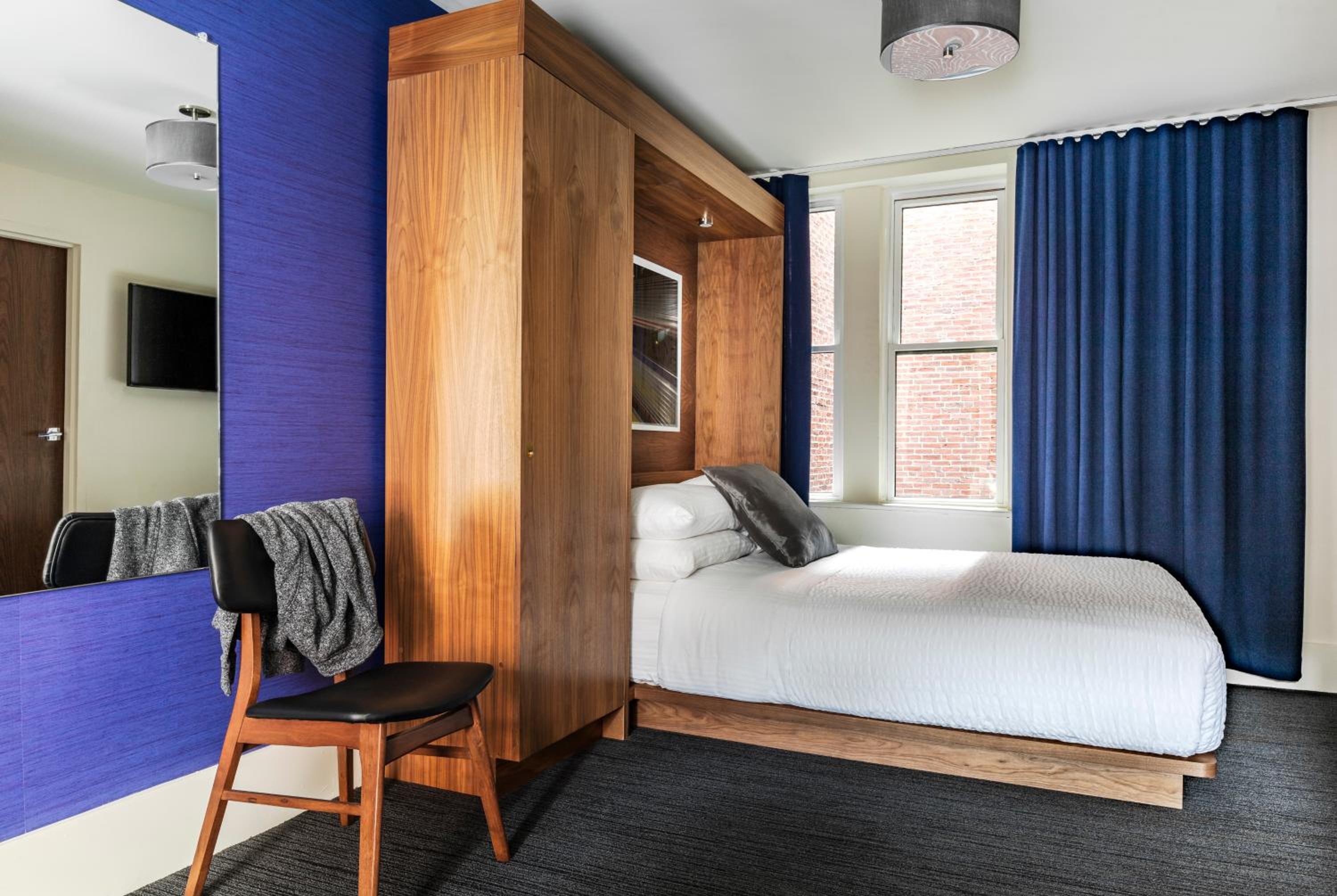 Queen Room with Two Queen Beds thumbnail 5
