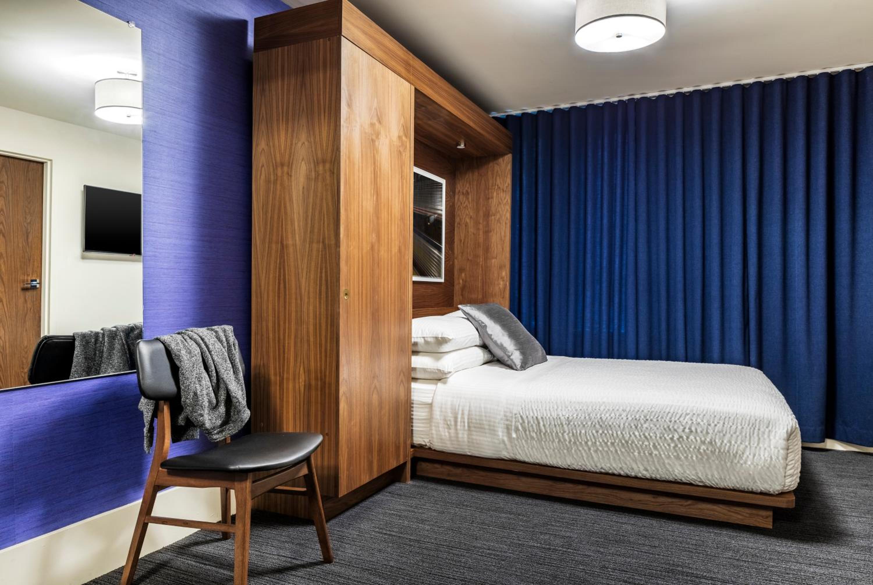 Queen Room with Two Queen Beds thumbnail 6