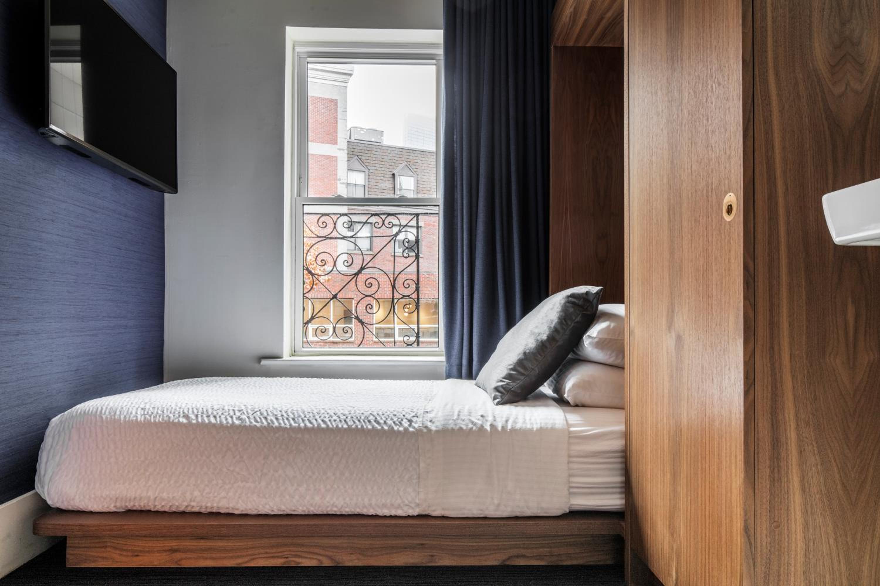 Room with One Double Bed thumbnail 5