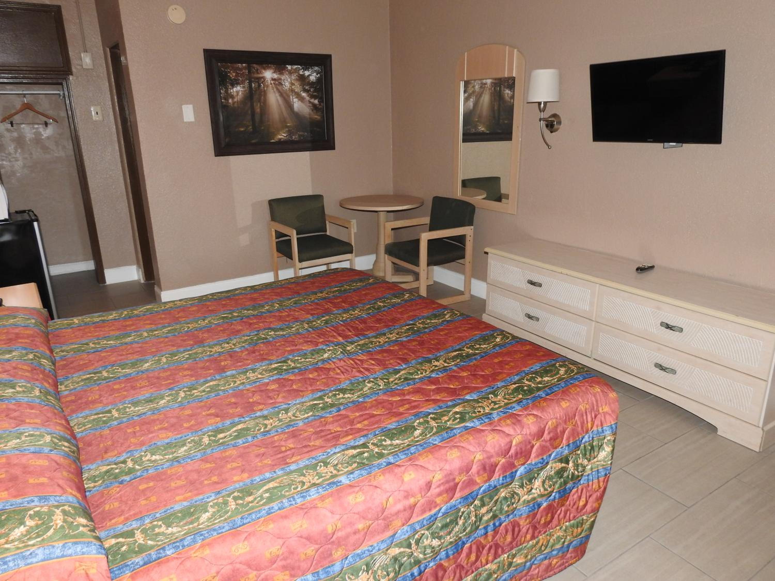 King Room - Non-Smoking - Photo 7