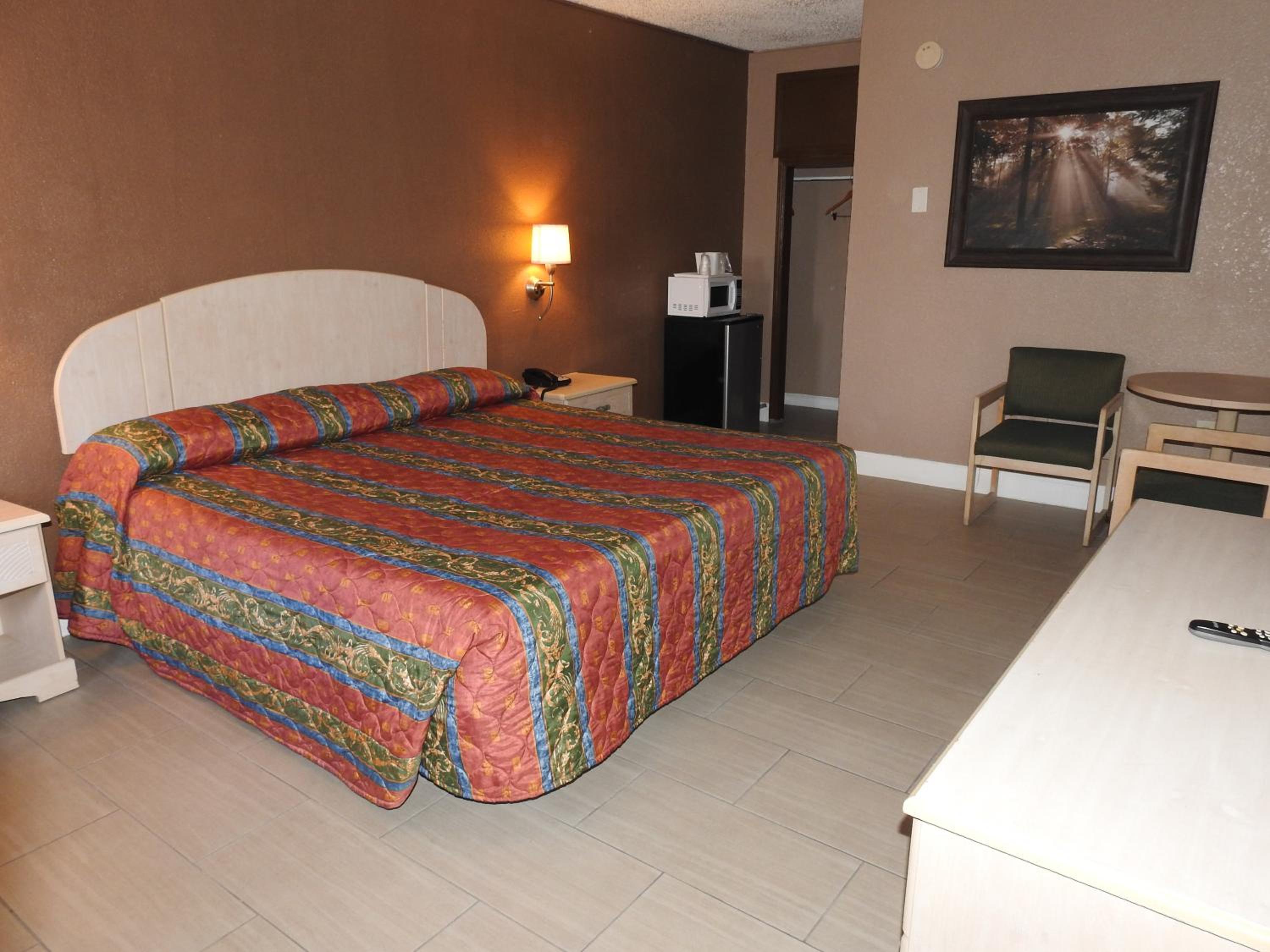 King Room - Non-Smoking - Photo 8