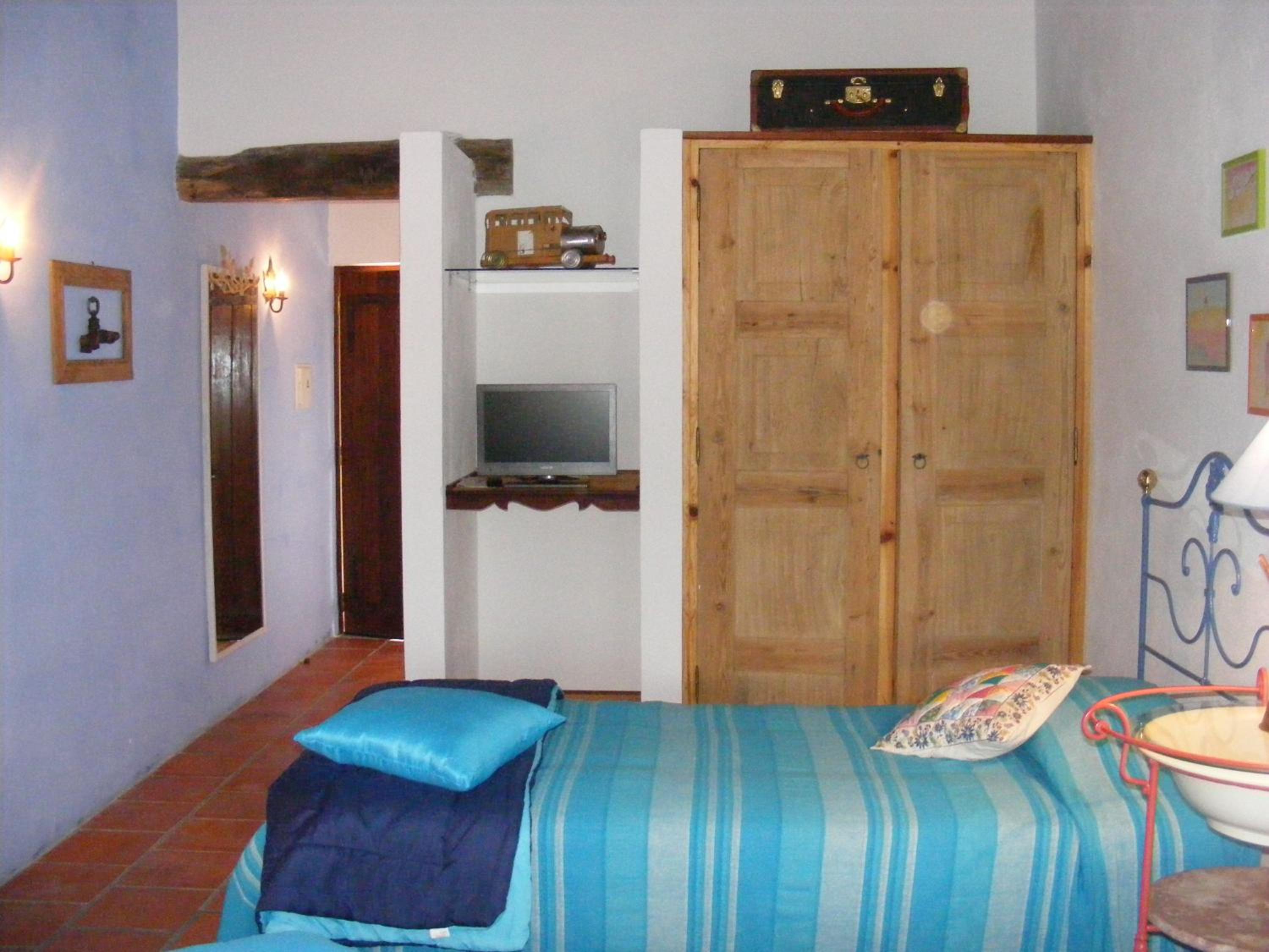 Twin Room - Photo 3