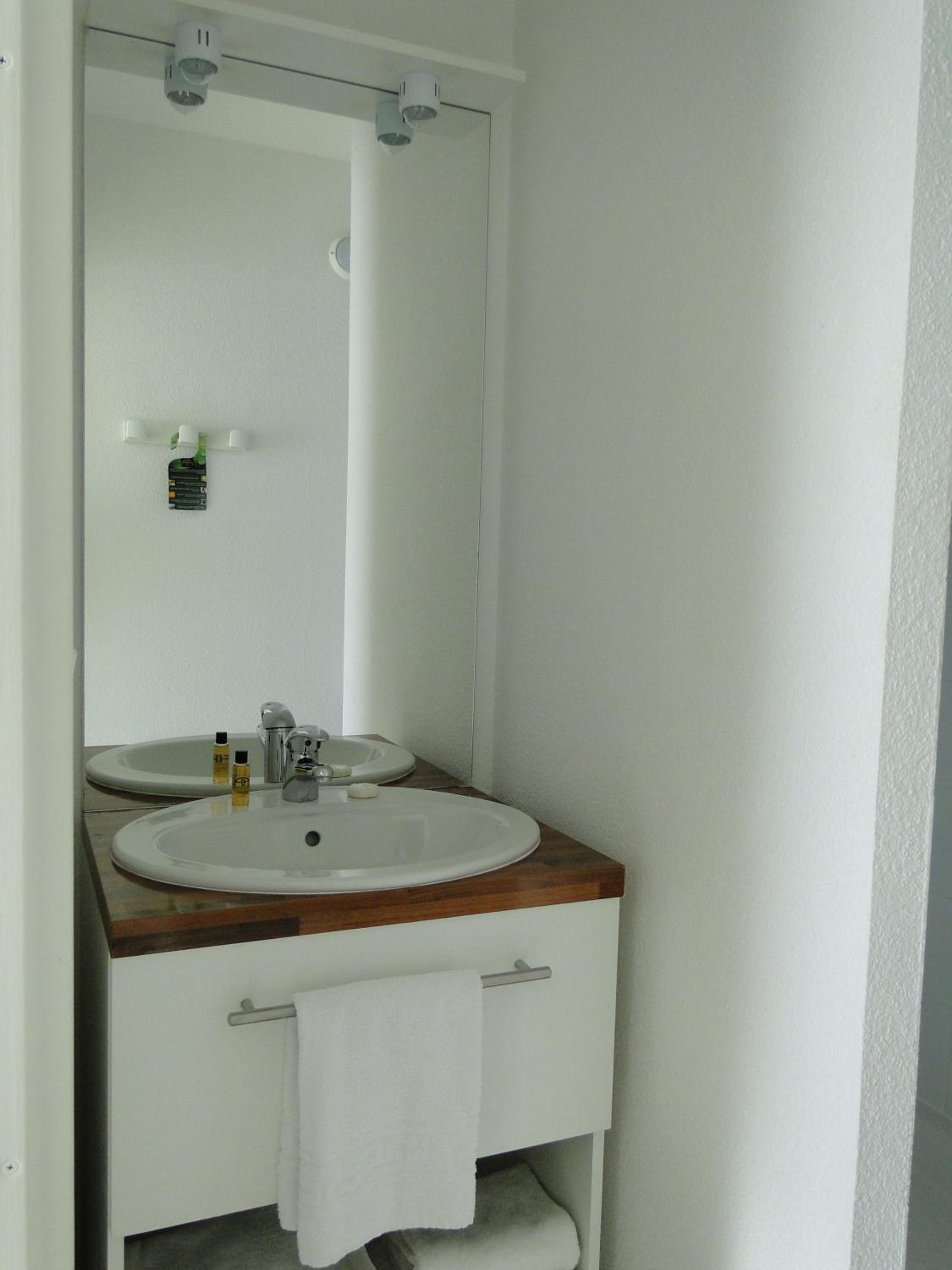 One-Bedroom Apartment photo 3