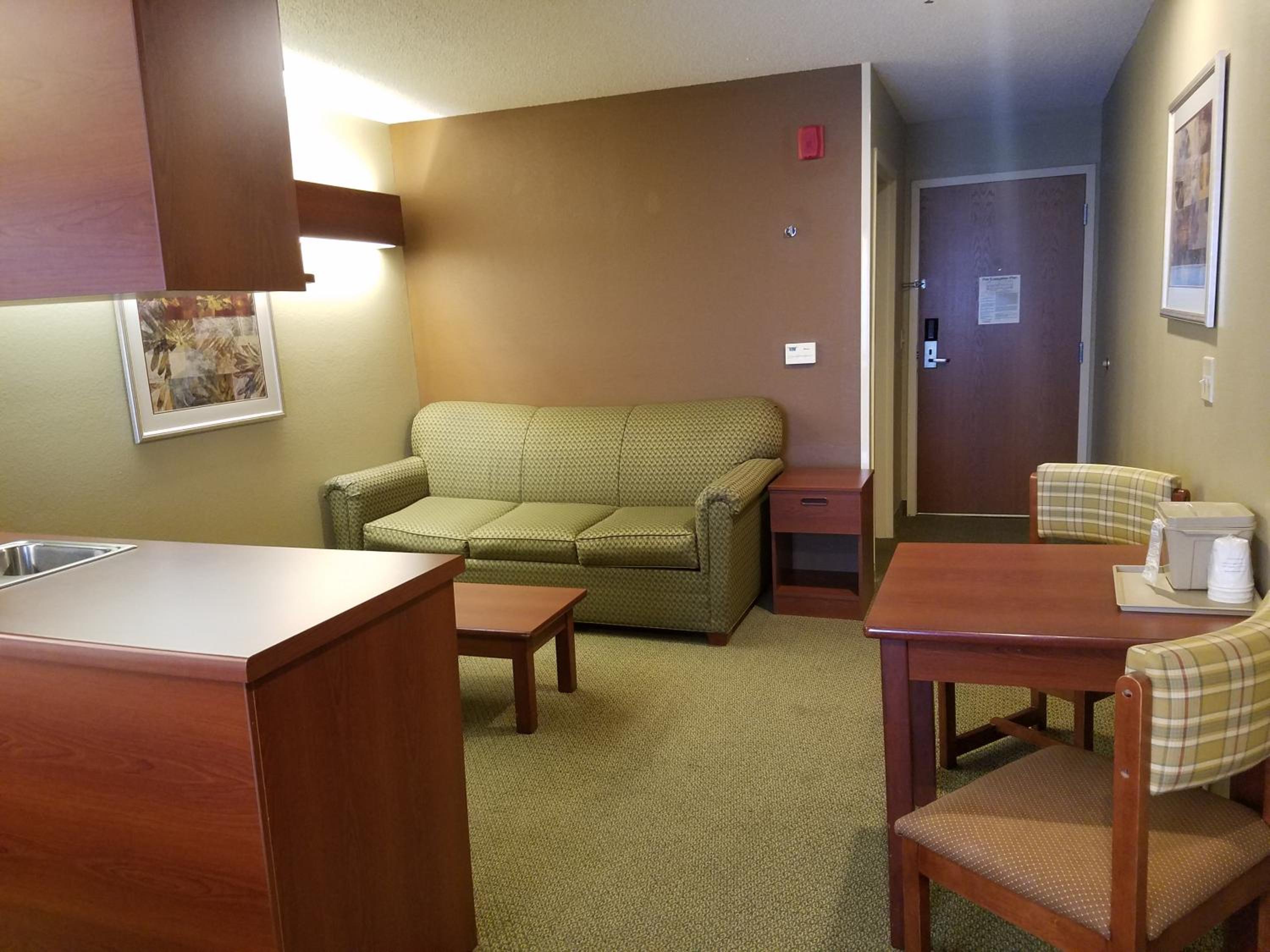 Queen Suite - Non-Smoking - Photo 4