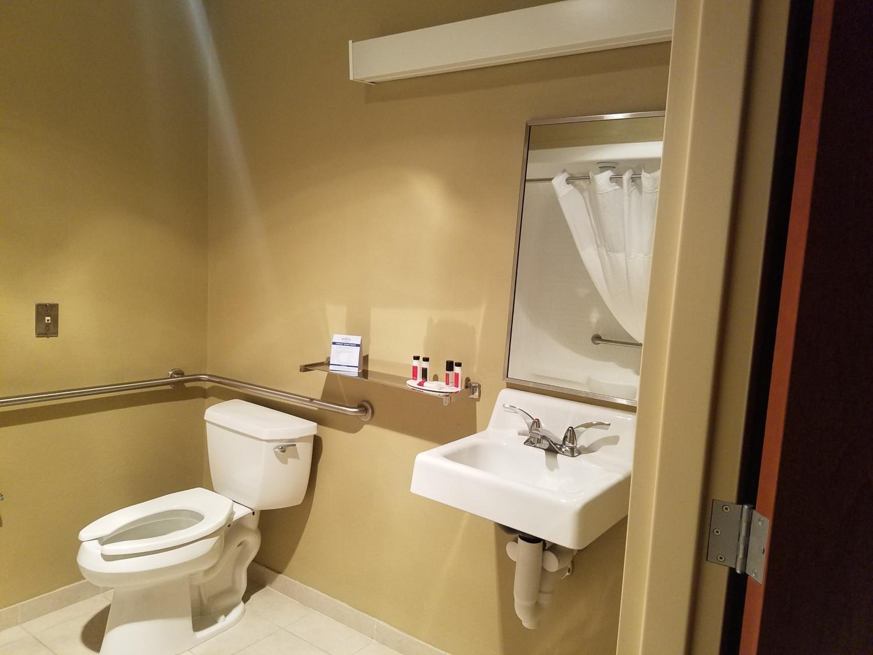 Queen Room - Disability Access - Non-Smoking - Photo 3