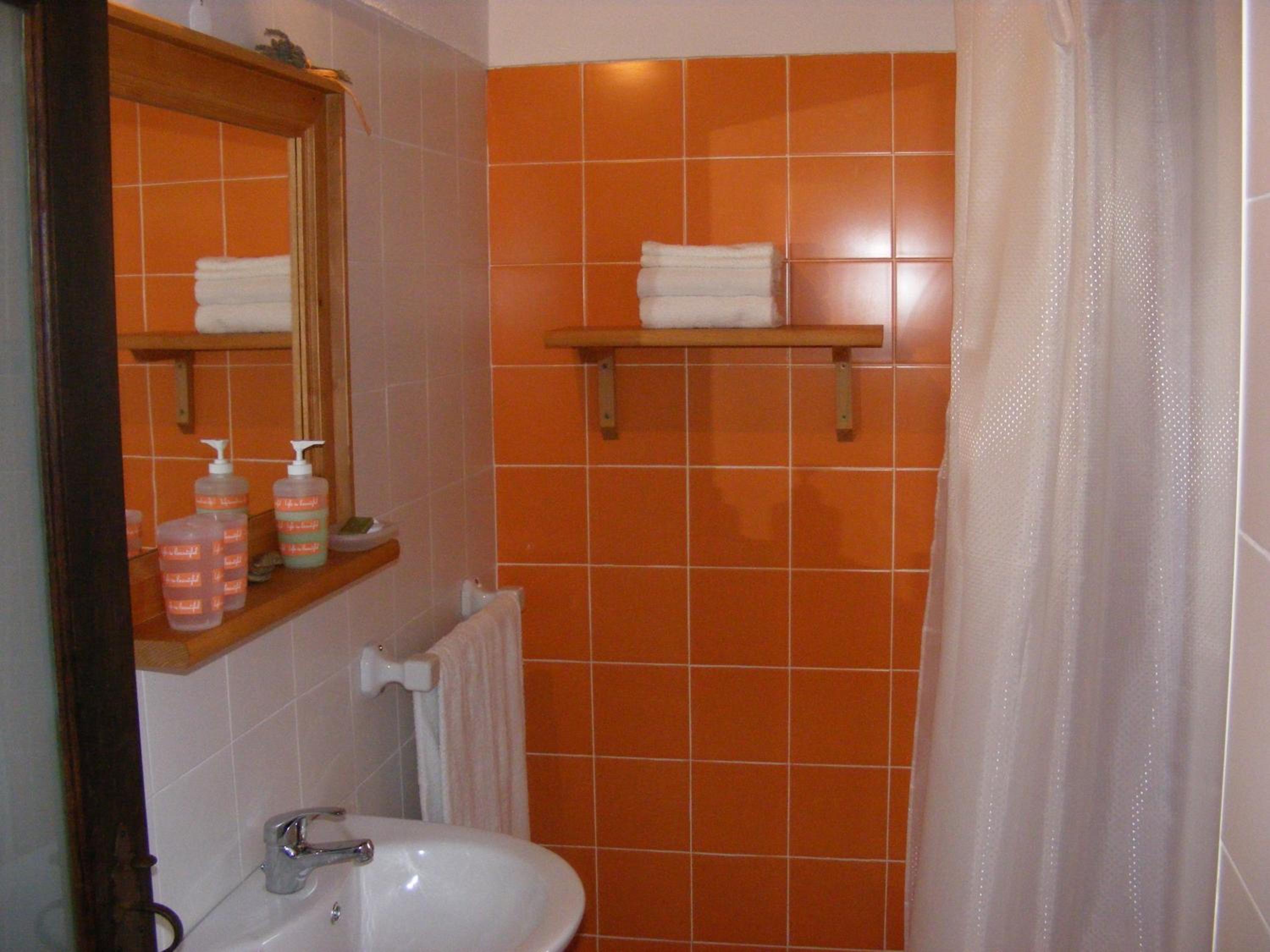 One-Bedroom Apartment - Photo 2
