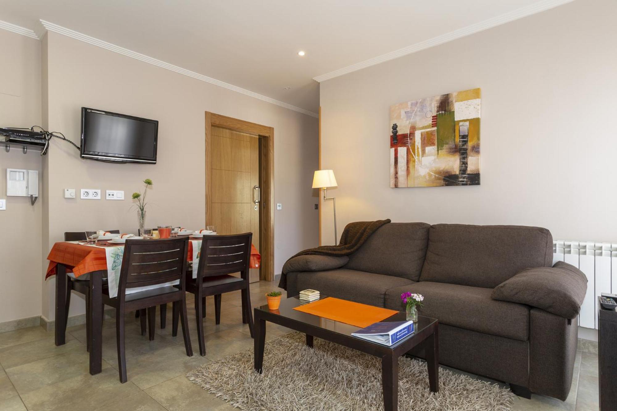 Apartamento de dos habitaciones con vista a la calle
