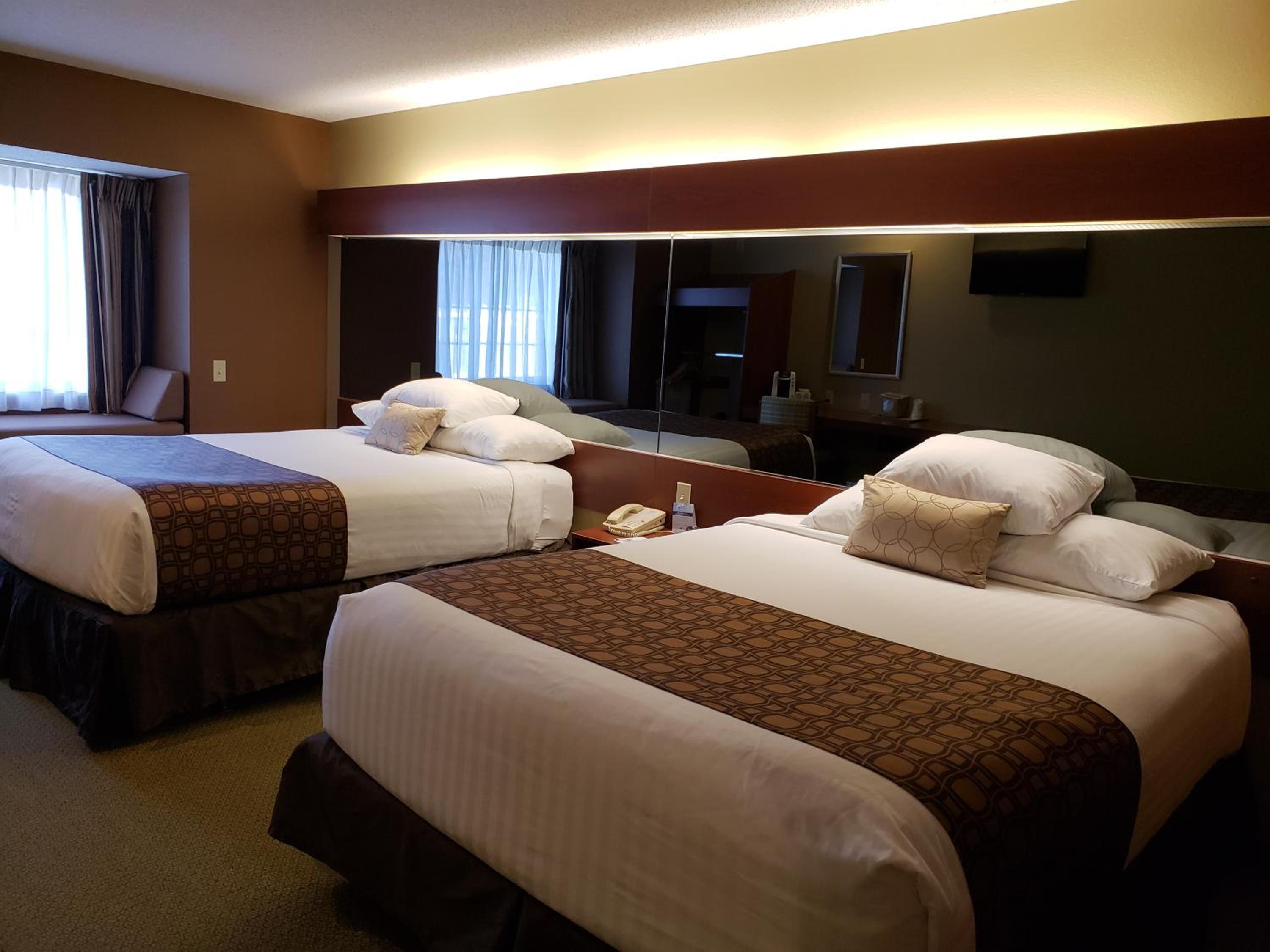 Deluxe Queen Room with Two Queen Beds - Disability Access - Non-Smoking - Photo 3