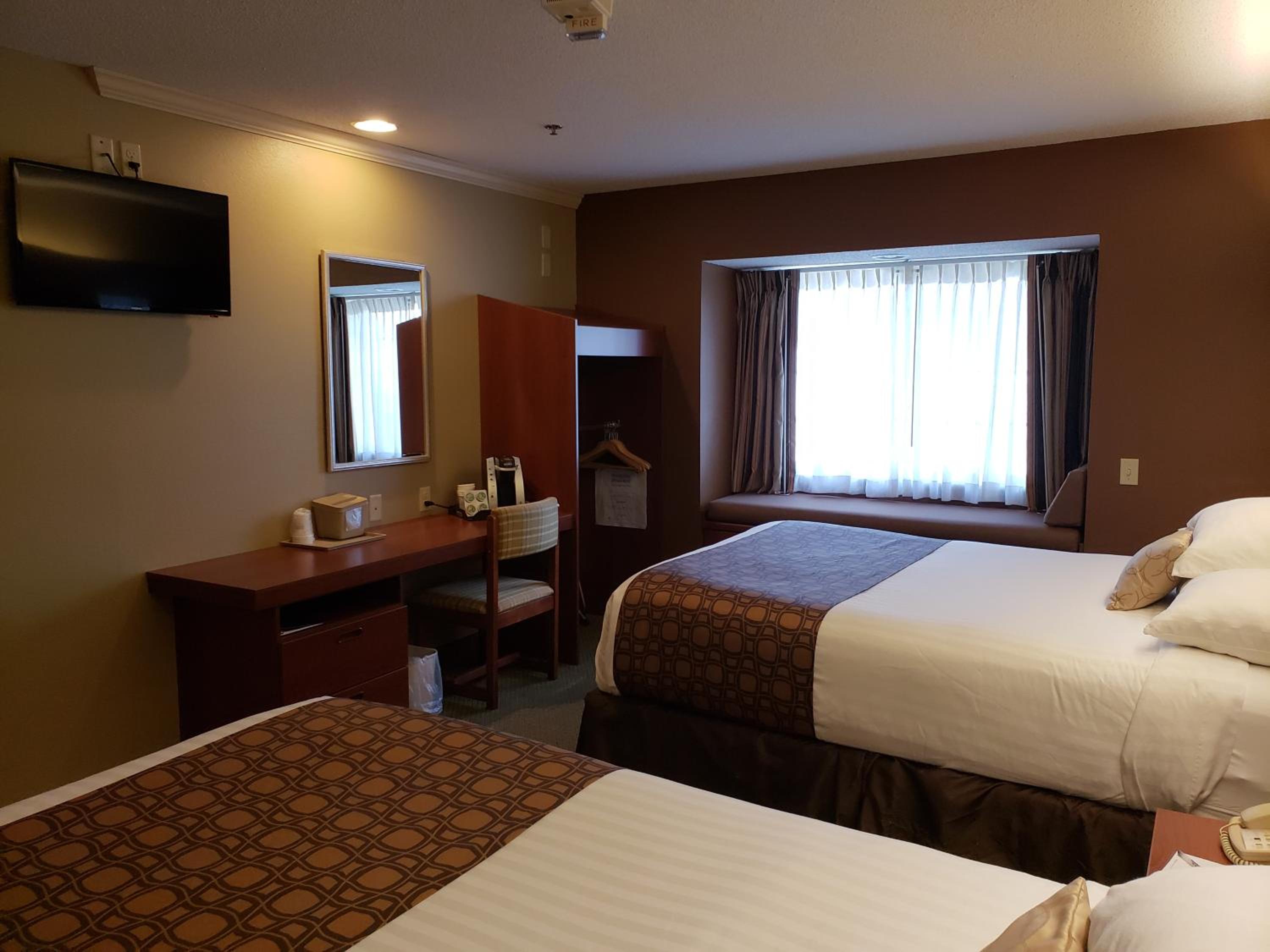 Deluxe Queen Room with Two Queen Beds - Disability Access - Non-Smoking - Photo 1