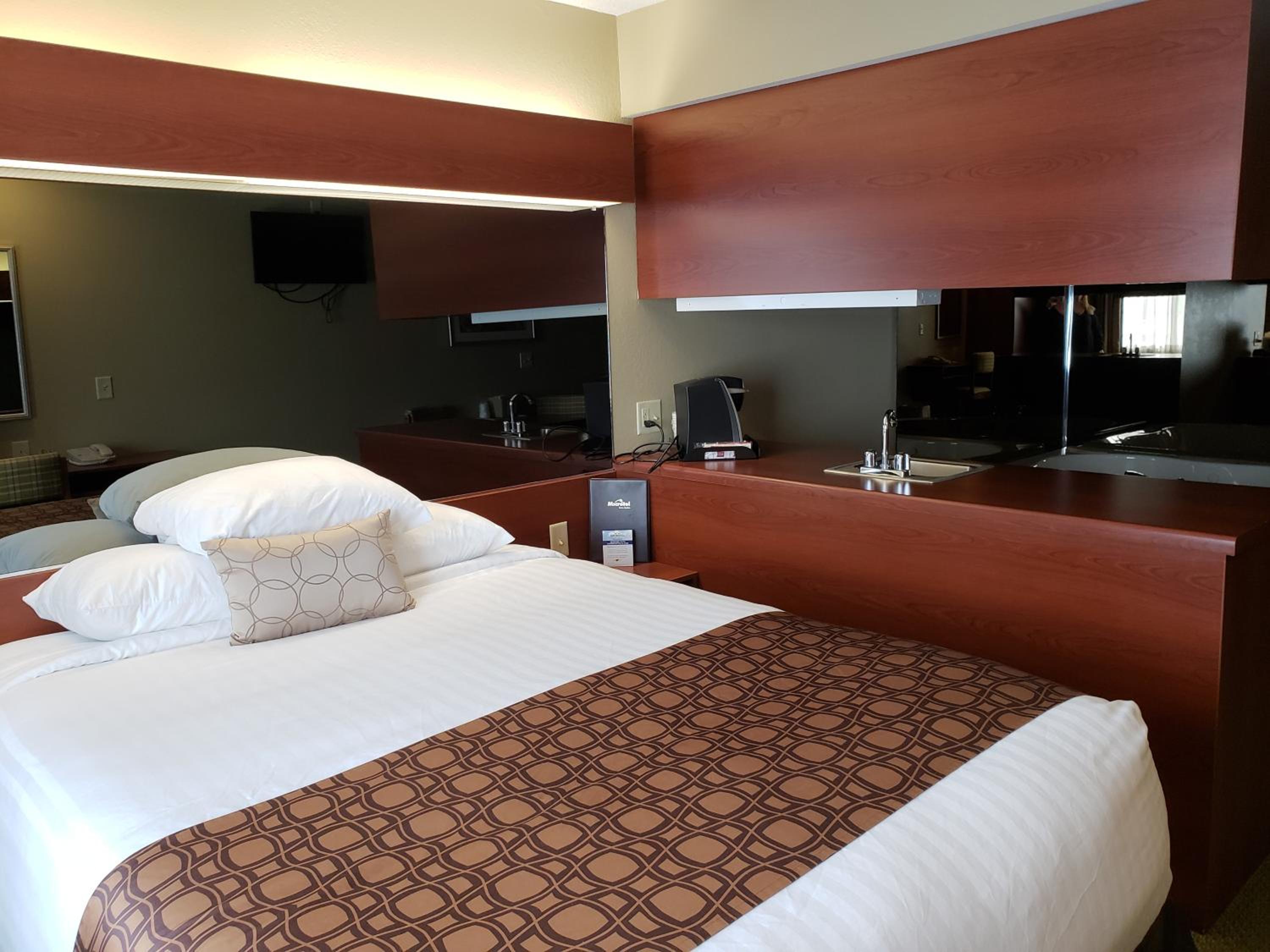 Luxury Queen Suite with Jetted Tub - Non-Smoking - Photo 2