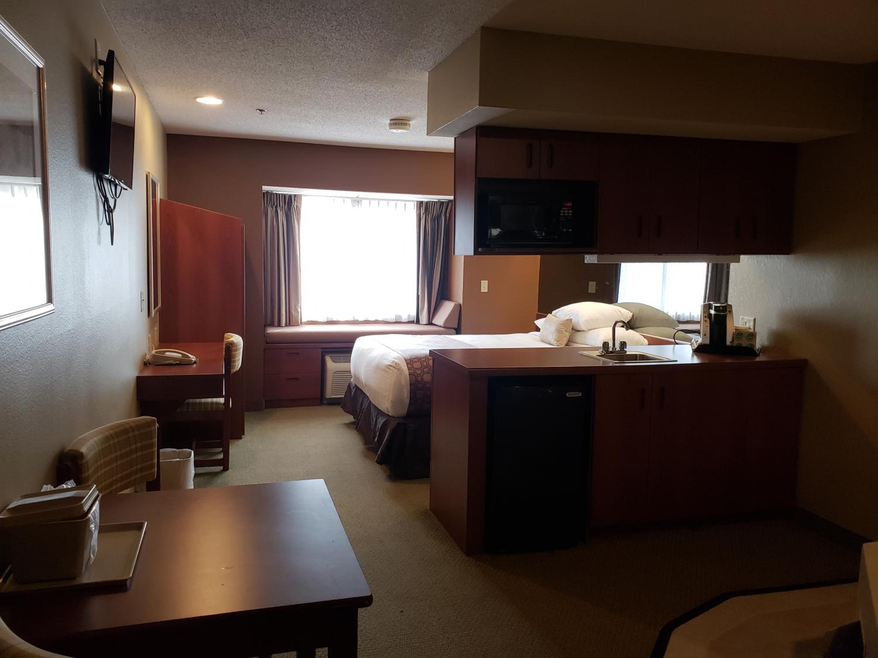 Luxury Queen Suite with Jetted Tub - Non-Smoking - Photo 5